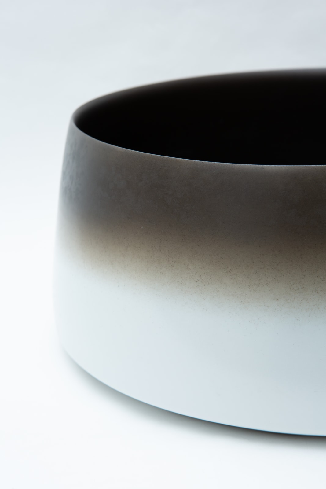 Kiyoko Morioka, Black cylindrical vase - 黒筒型鉢 , 2020