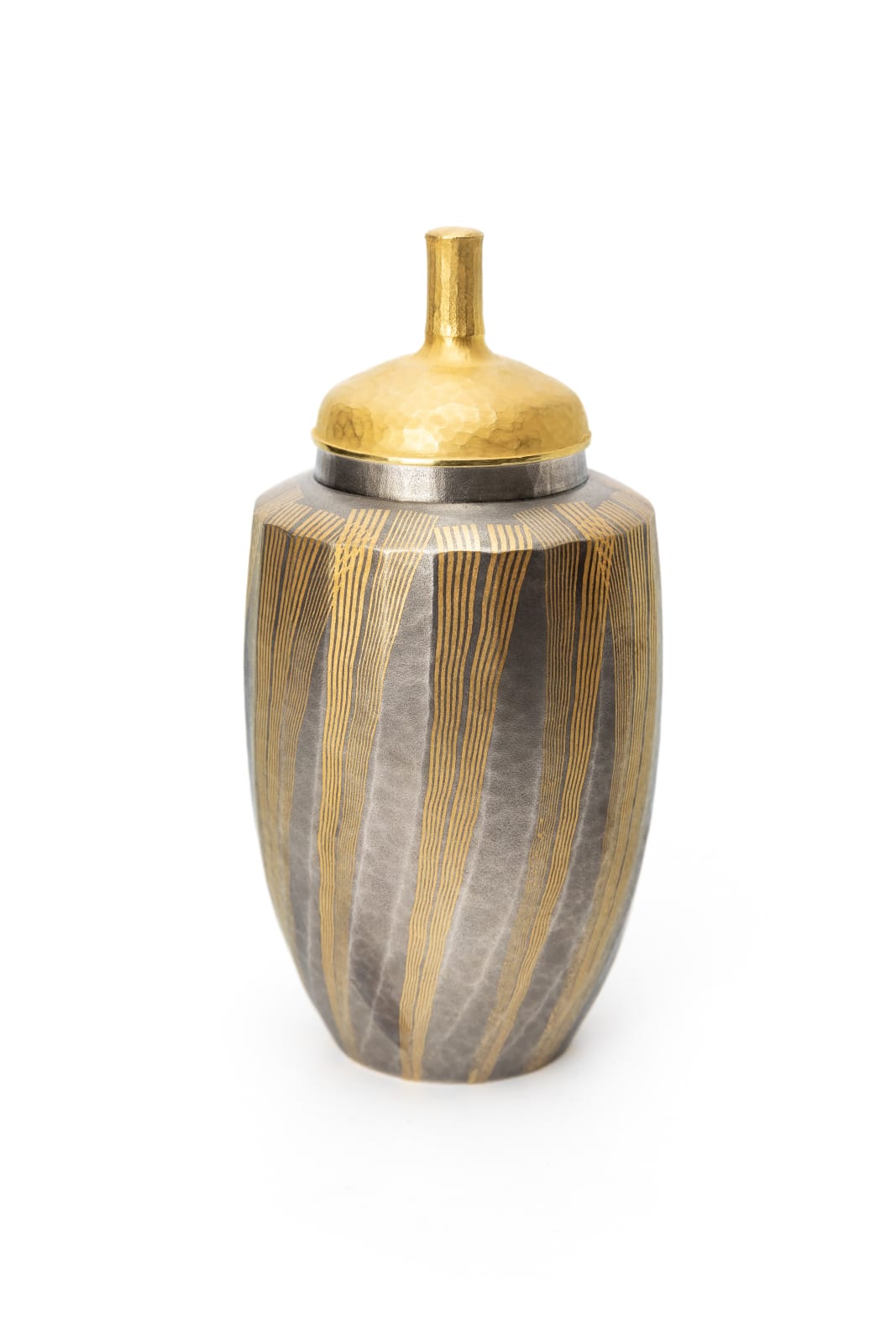Hirotomi Maeda, Lidded Gold and Silver Vessel 金と銀の器, 2022