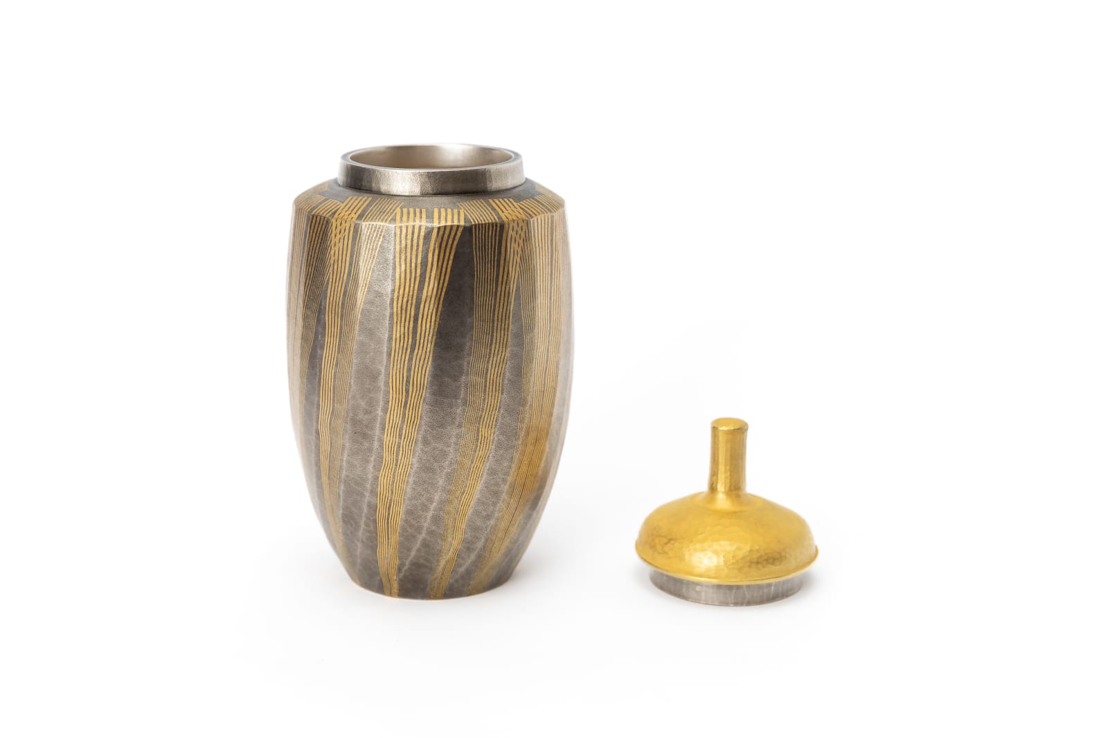Hirotomi Maeda, Lidded Gold and Silver Vessel 金と銀の器, 2022