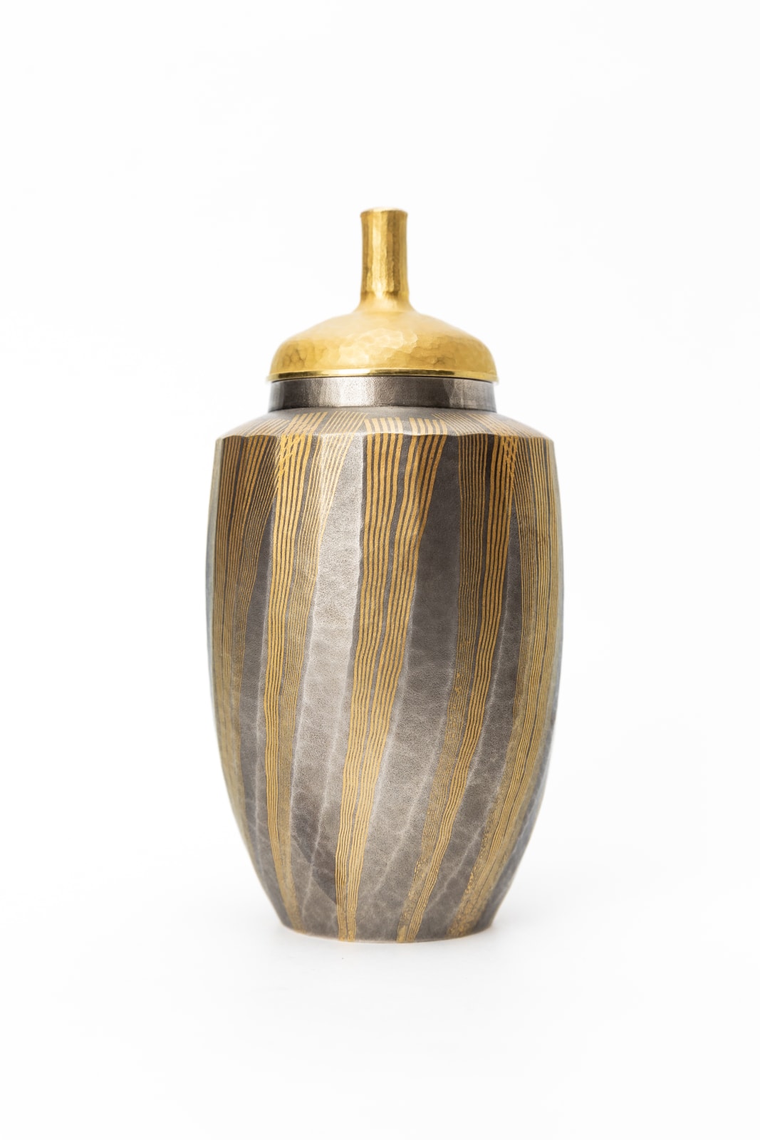 Hirotomi Maeda, Lidded Gold and Silver Vessel 金と銀の器, 2022