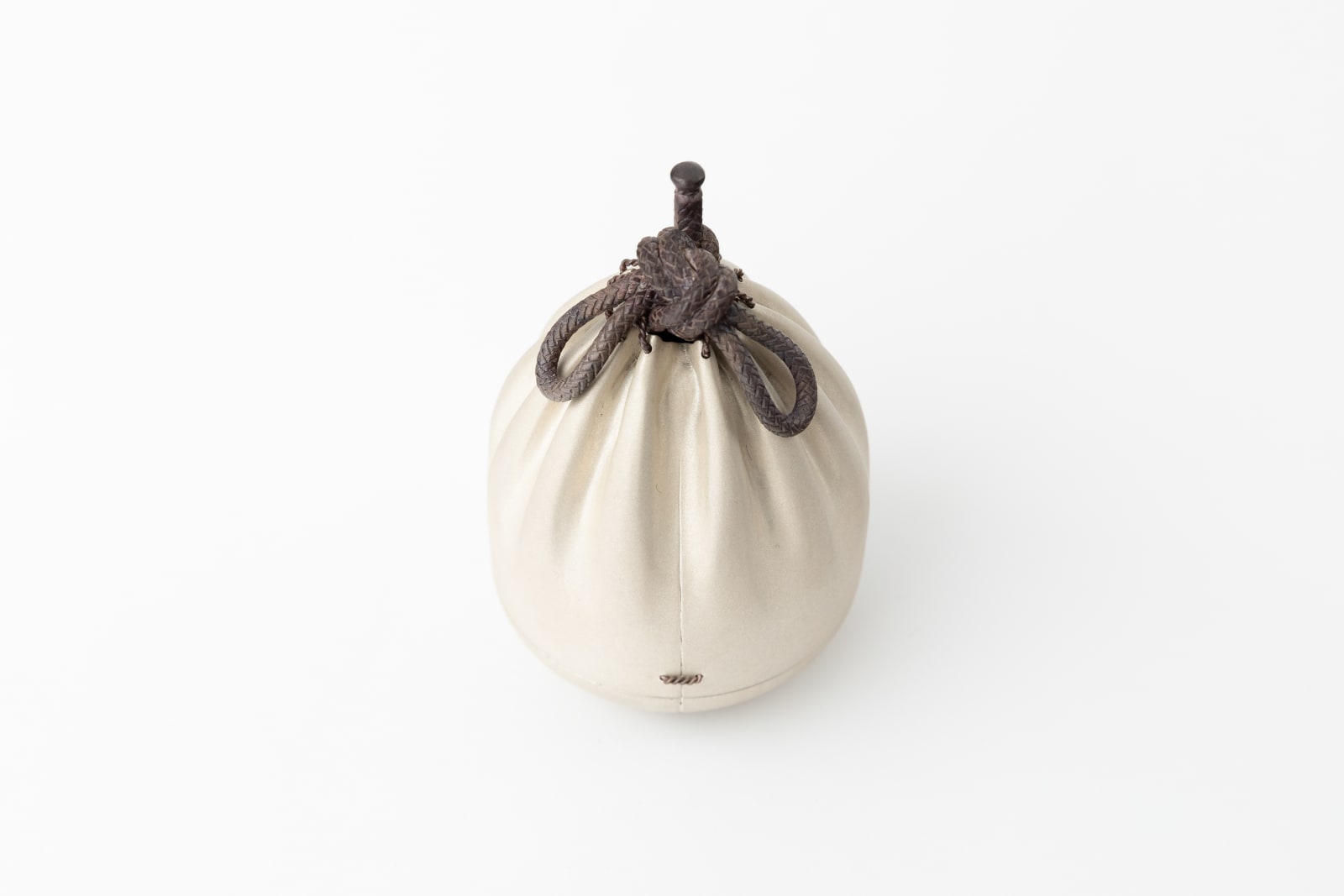 Hiraku Sudo, Silk Pouch-Shaped Incense Container 'White Sand Droplet' 仕覆形香合　白沙(雫), 2023