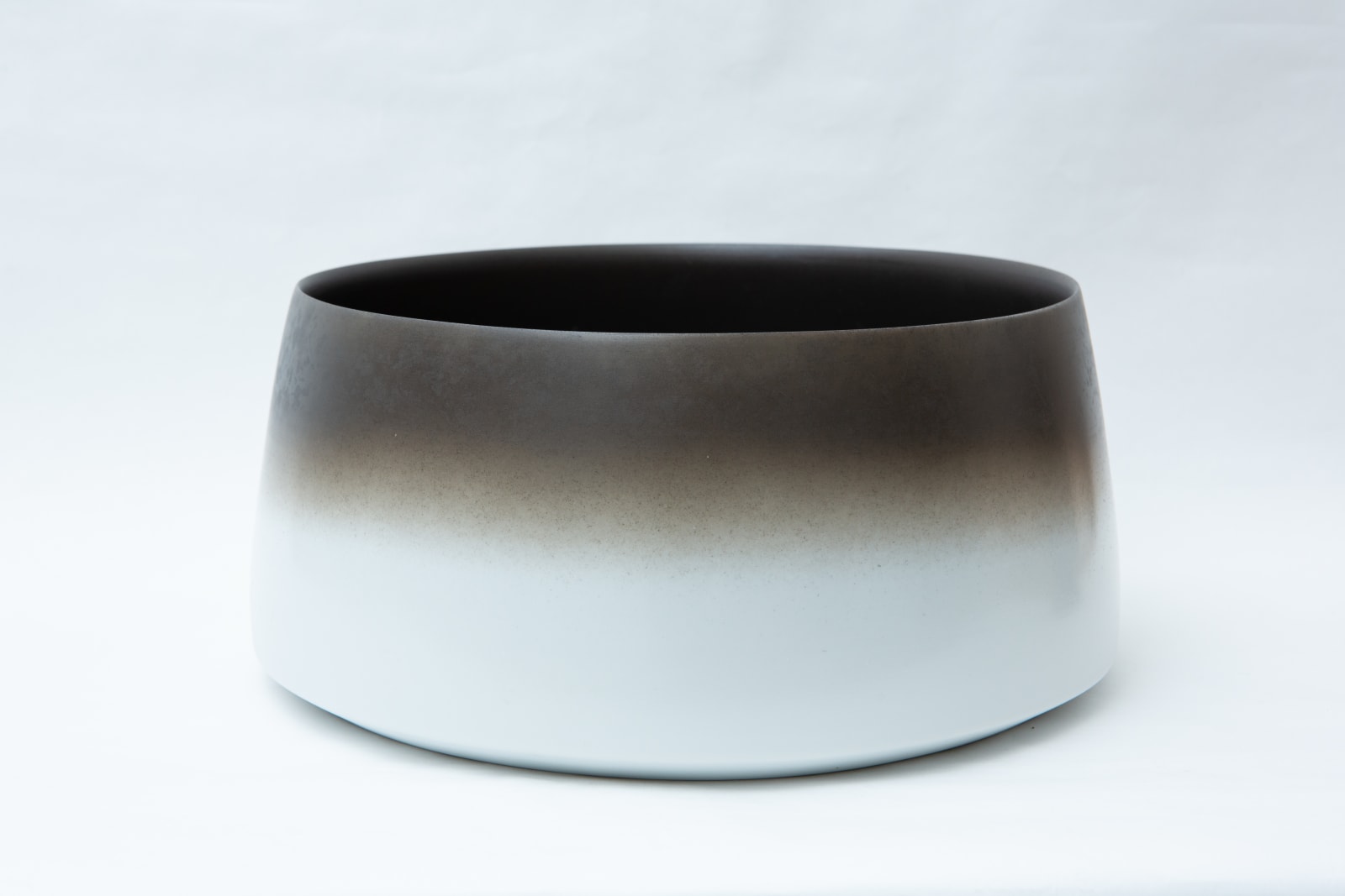 Kiyoko Morioka, Black cylindrical vase - 黒筒型鉢 , 2020