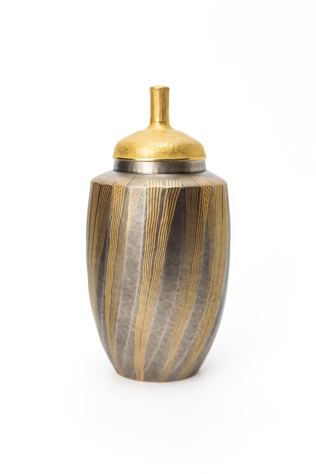Hirotomi Maeda, Lidded Gold and Silver Vessel 金と銀の器, 2022