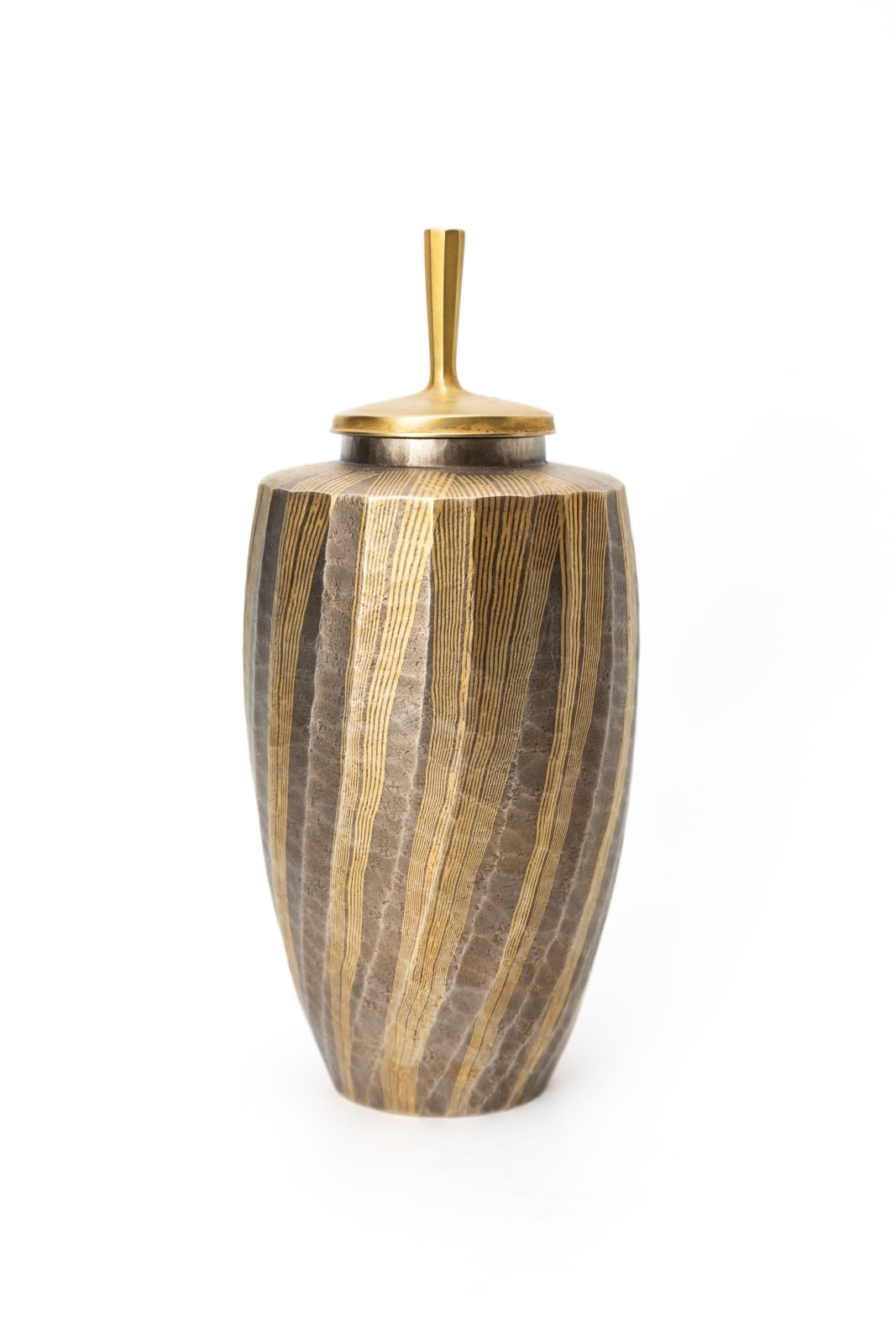 Hirotomi Maeda, Lidded Gold and Silver Vessel 金と銀の器, 2023
