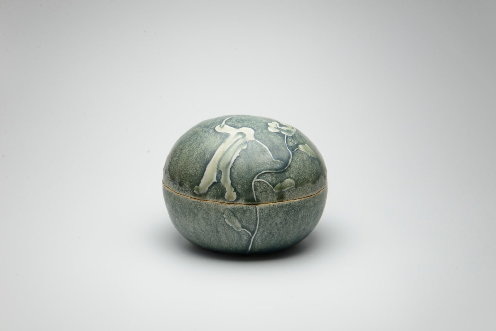 Shin Fujihira, Gosu Glaze Decorative Box with Bird Painting 呉須鳥絵飾筥, 1983
