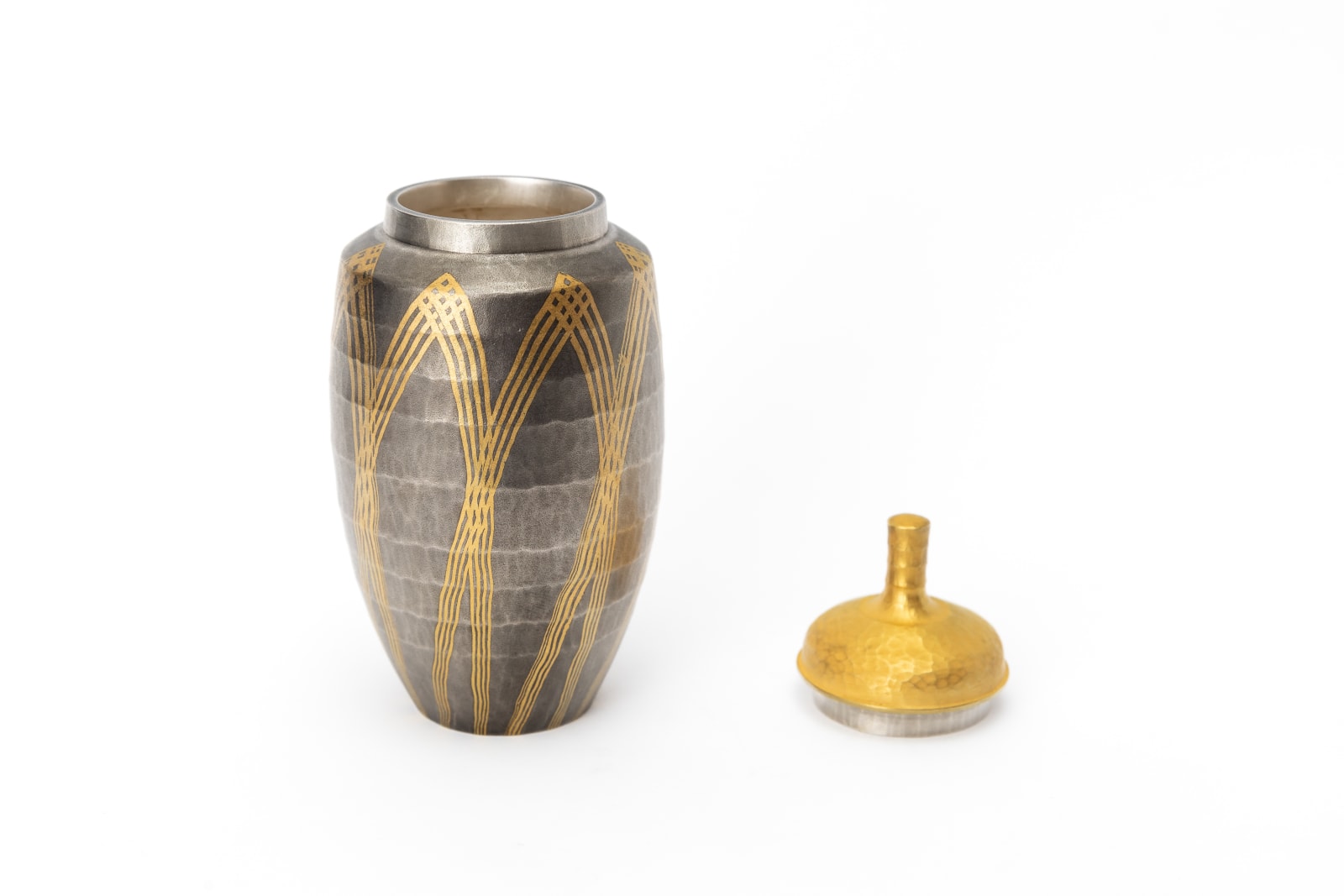 Hirotomi Maeda, Lidded Gold and Silver Vessel 金と銀の器, 2022