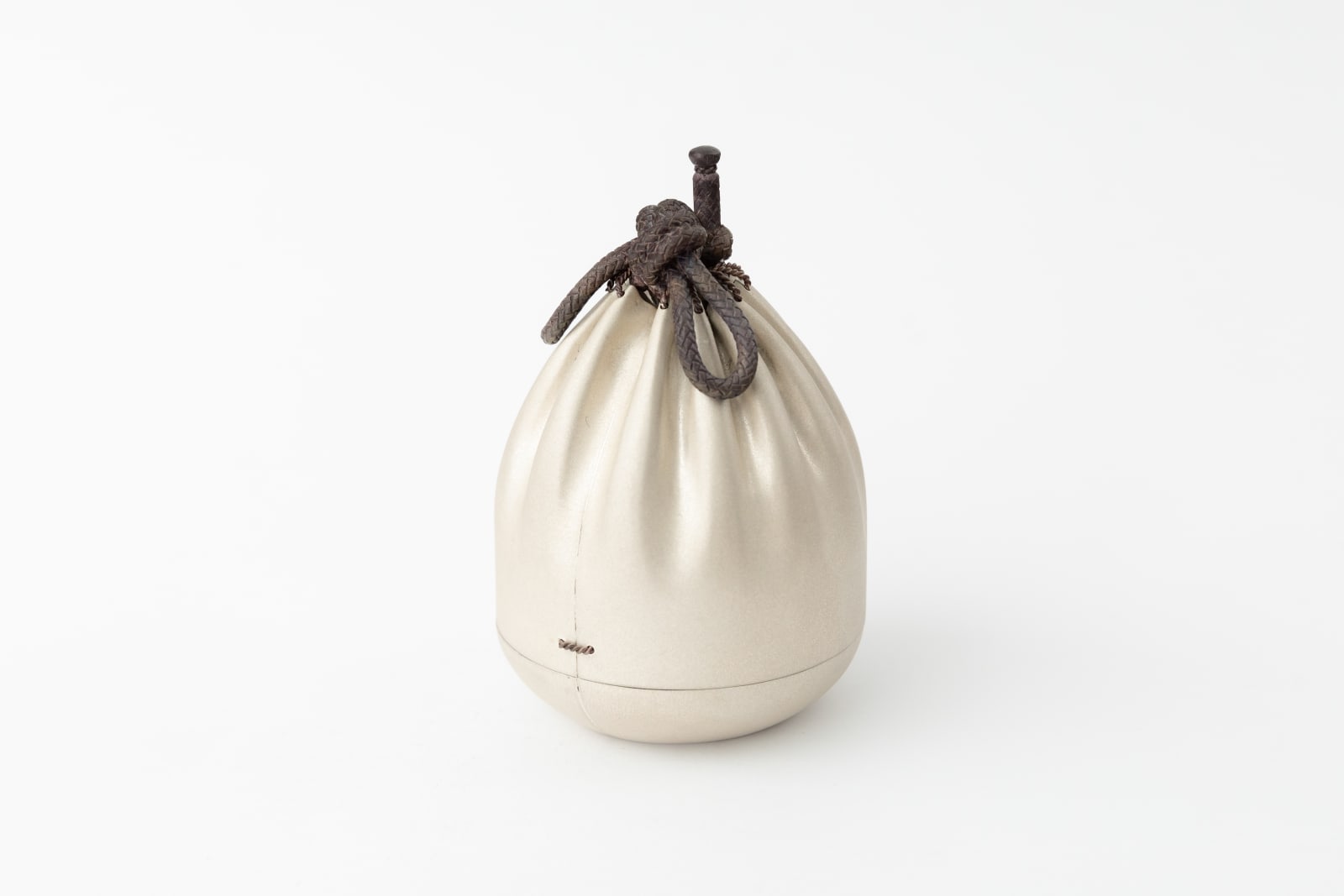 Hiraku Sudo, Silk Pouch-Shaped Incense Container 'White Sand Droplet' 仕覆形香合　白沙(雫), 2023