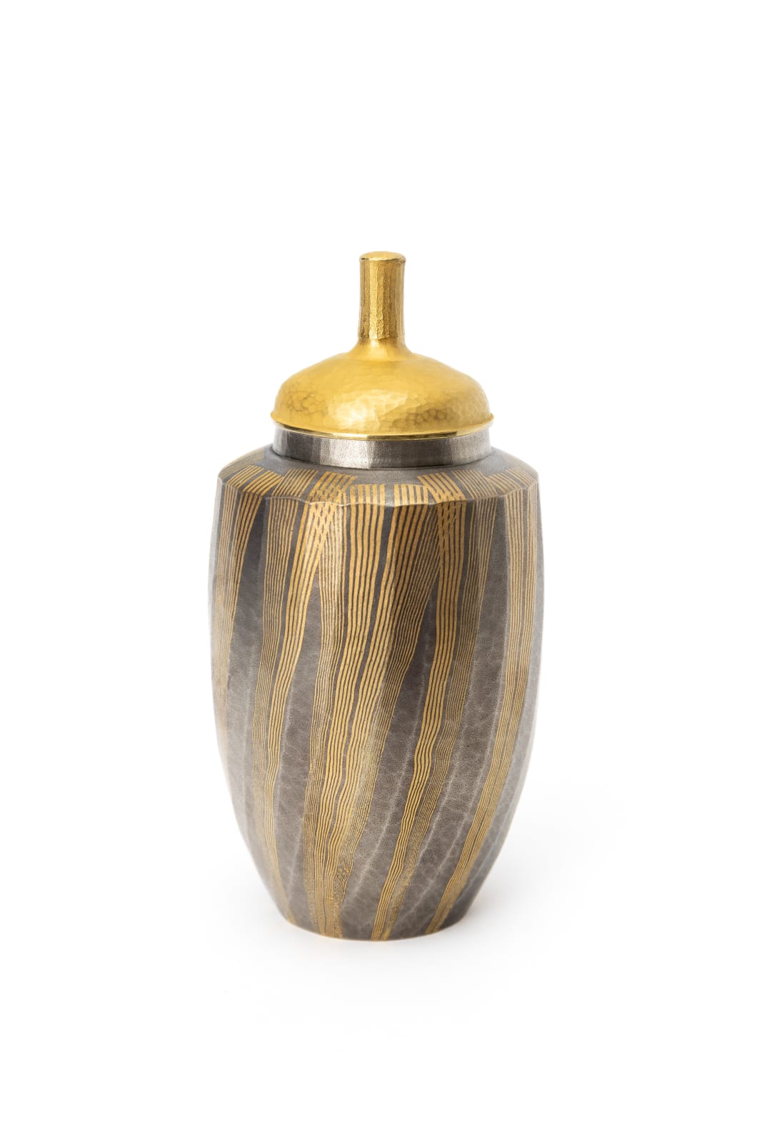 Hirotomi Maeda, Lidded Gold and Silver Vessel 金と銀の器, 2022