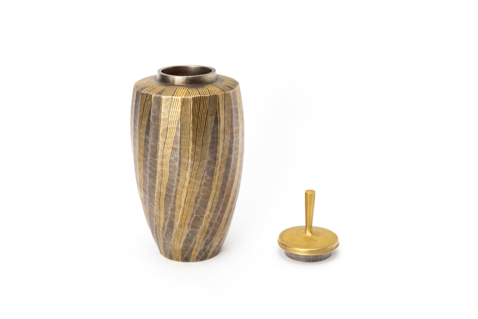 Hirotomi Maeda, Lidded Gold and Silver Vessel 金と銀の器, 2023