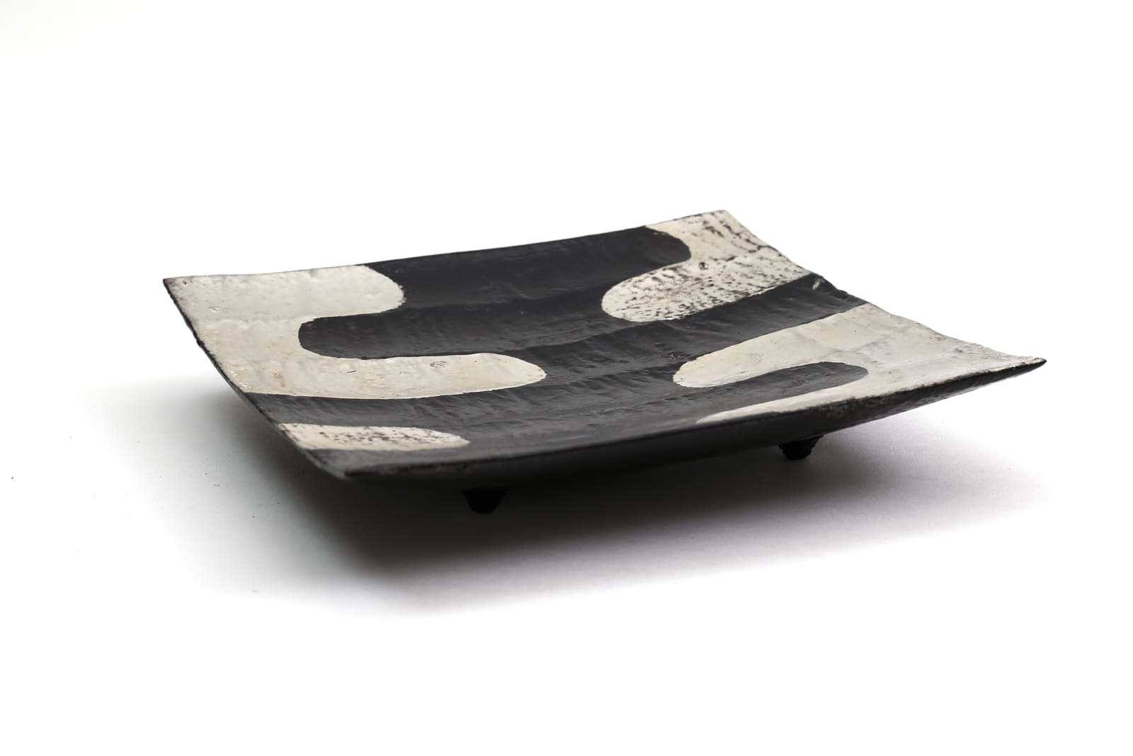 Tohru Matsuzaki, 黒漆銀鎬足付皿 - Ridged Tray with Legs, 2017