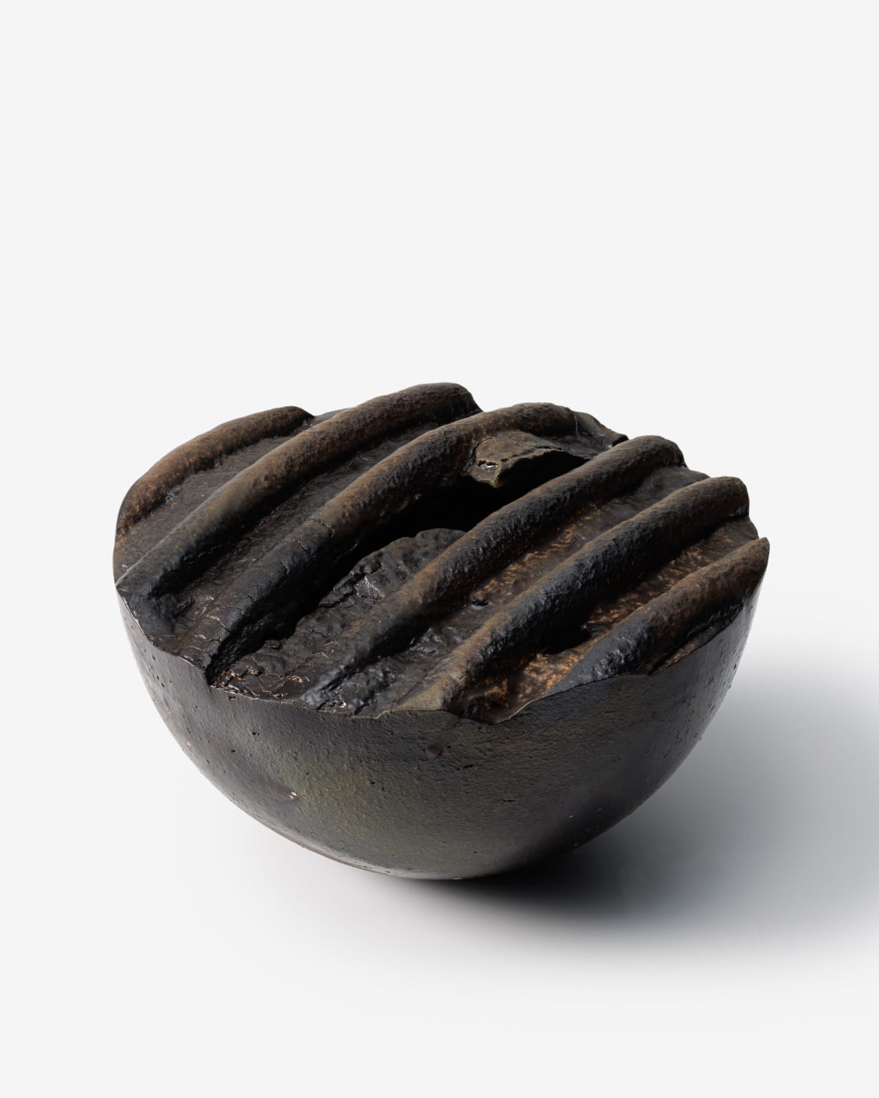 黒打文壺 Black Damon Jar | Koichiro Isezaki's Japanese ceramics | Ippodo Gallery Tokyo - New York