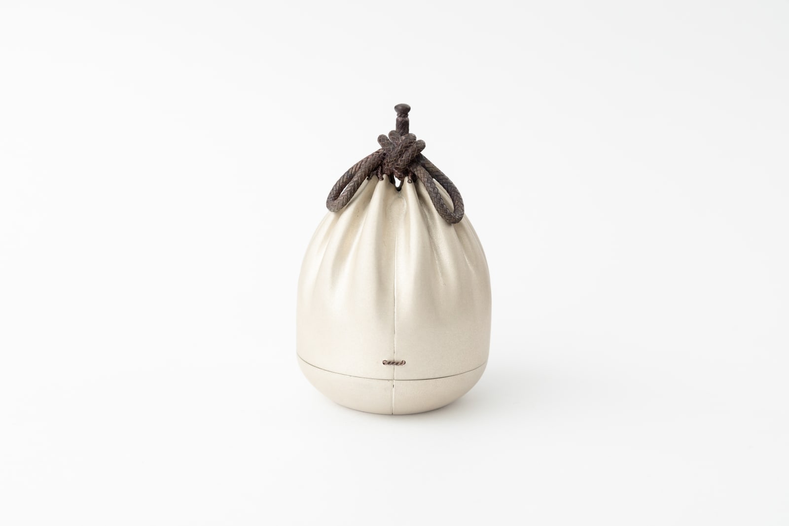 Hiraku Sudo, Silk Pouch-Shaped Incense Container 'White Sand Droplet' 仕覆形香合　白沙(雫), 2023