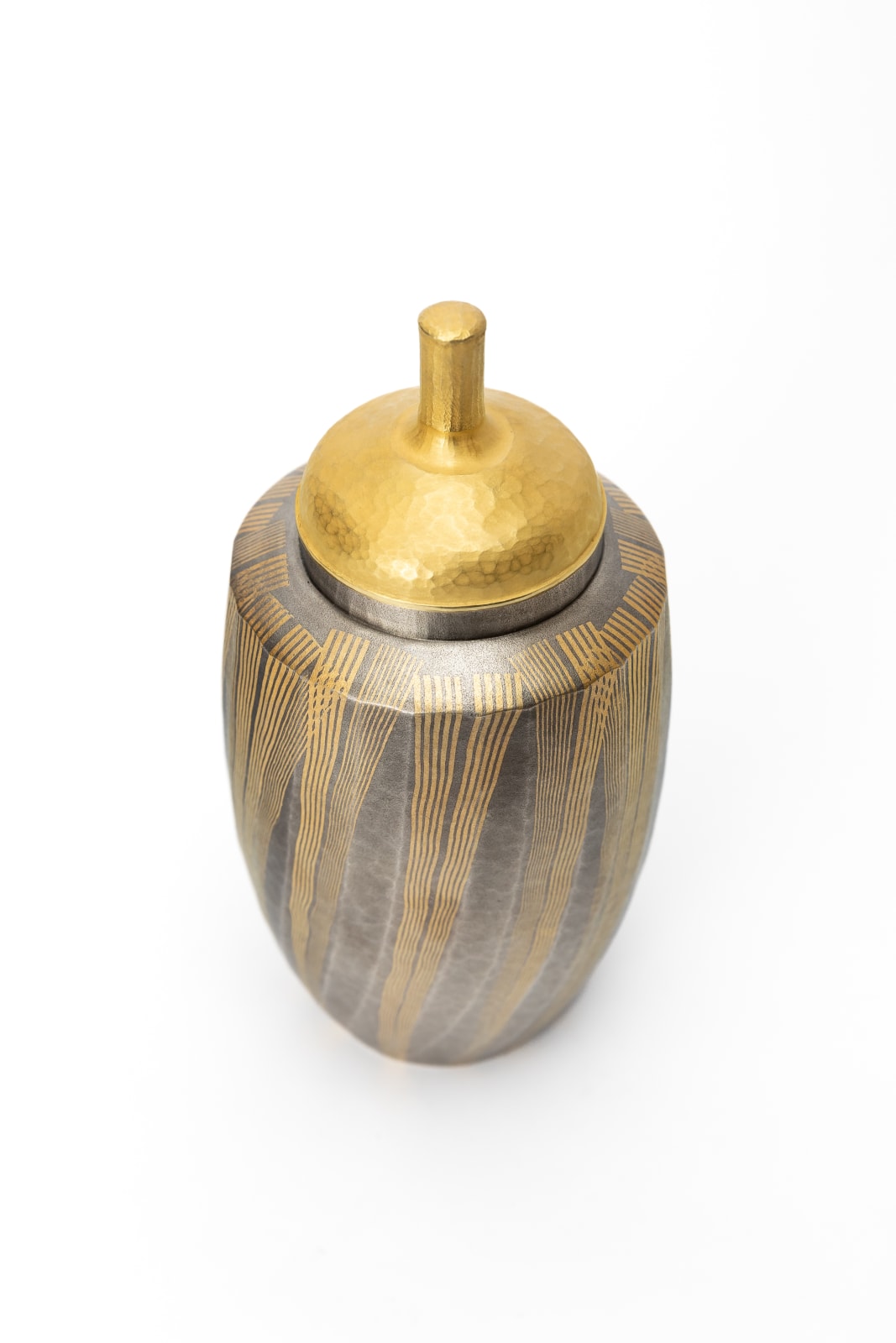 Hirotomi Maeda, Lidded Gold and Silver Vessel 金と銀の器, 2022