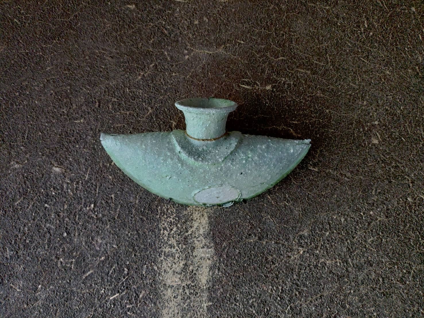 Yui Tsujimura, Natural Ash Glaze Bat-Shaped Bottle 自然釉蝙蝠瓶, 2024