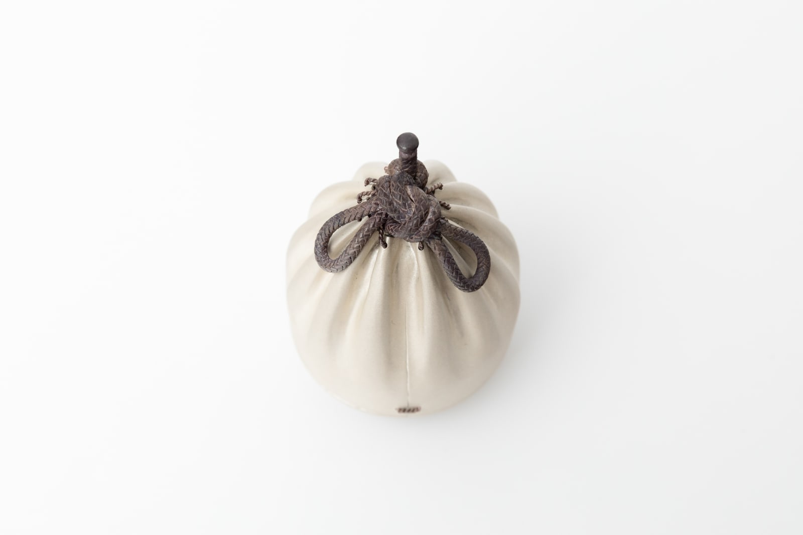 Hiraku Sudo, Silk Pouch-Shaped Incense Container 'White Sand Droplet' 仕覆形香合　白沙(雫), 2023