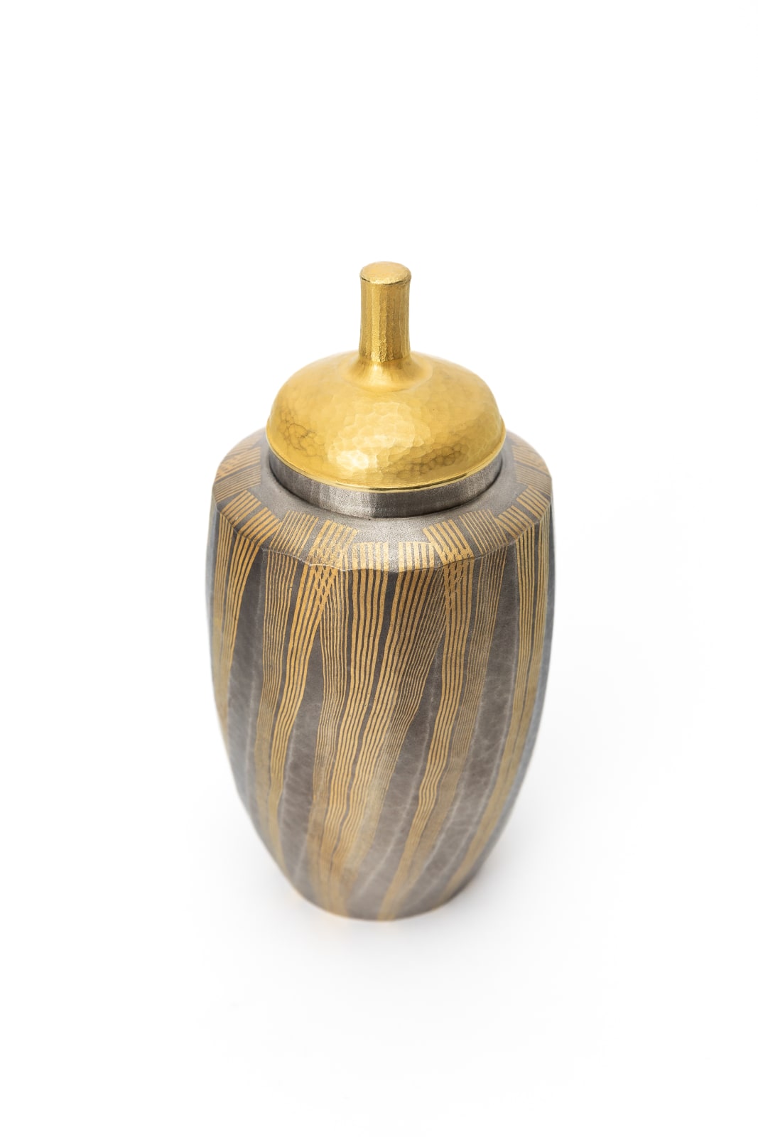 Hirotomi Maeda, Lidded Gold and Silver Vessel 金と銀の器, 2022