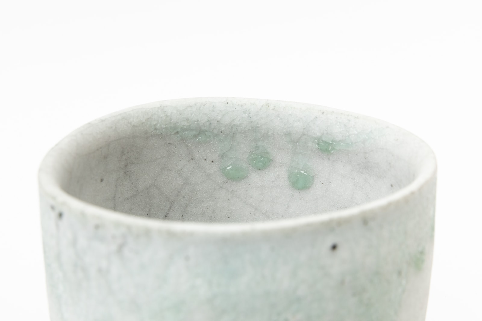 Yui Tsujimura, White Shino Tea Bowl - 白志野筒茶盌 | Ippodo Gallery