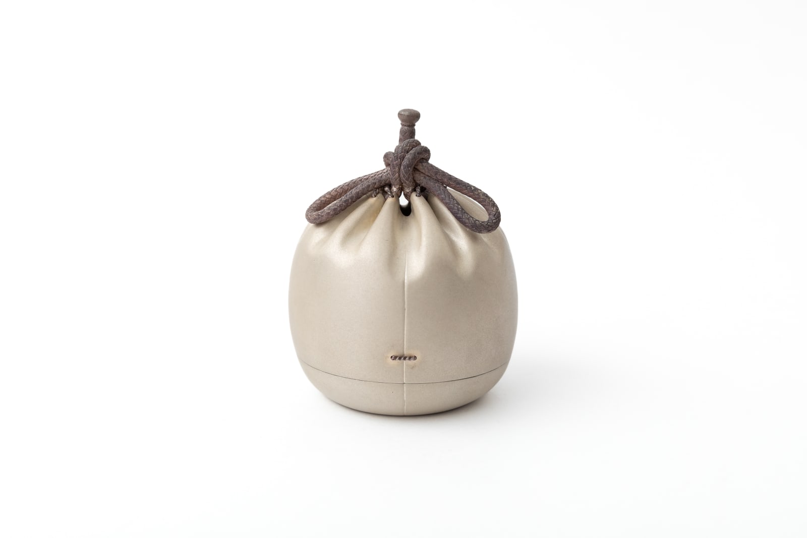 Hiraku Sudo, 仕覆形香合　白沙（丸）, 2023