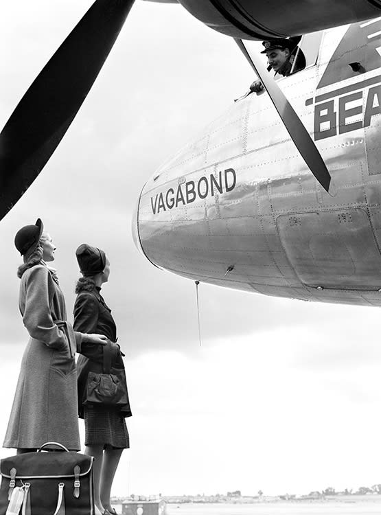 Norman Parkinson, Travelling There by Air, variant pose published in British Vogue, November, 1946