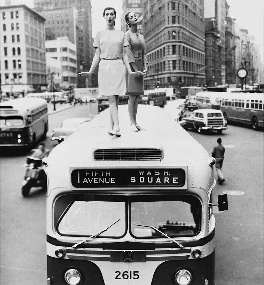 William Helburn, Bus Top, Dovima and Jean Patchett for Harper´s Bazaar, Flatiron Building, NYC, 1958