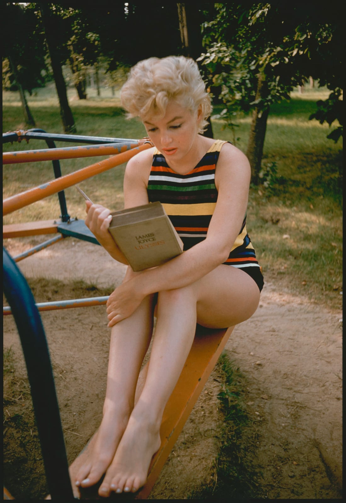 Eve Arnold, Marilyn Monroe reading Ulysses by James Joyce, New York, Long Island, 1955