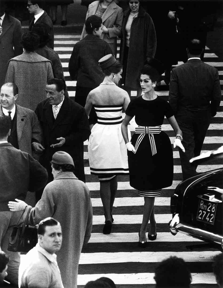 William Klein, Simone Daillencourt + Nina Devos in Capucci fashion, Piazza di Spagna #2, Rome, 1960