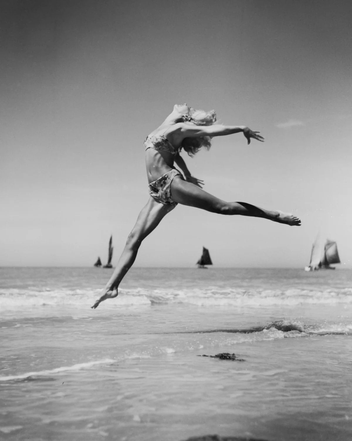 Fernand Fonssagrives, Jump and Boats (Lisa Fonssagrives), 1937