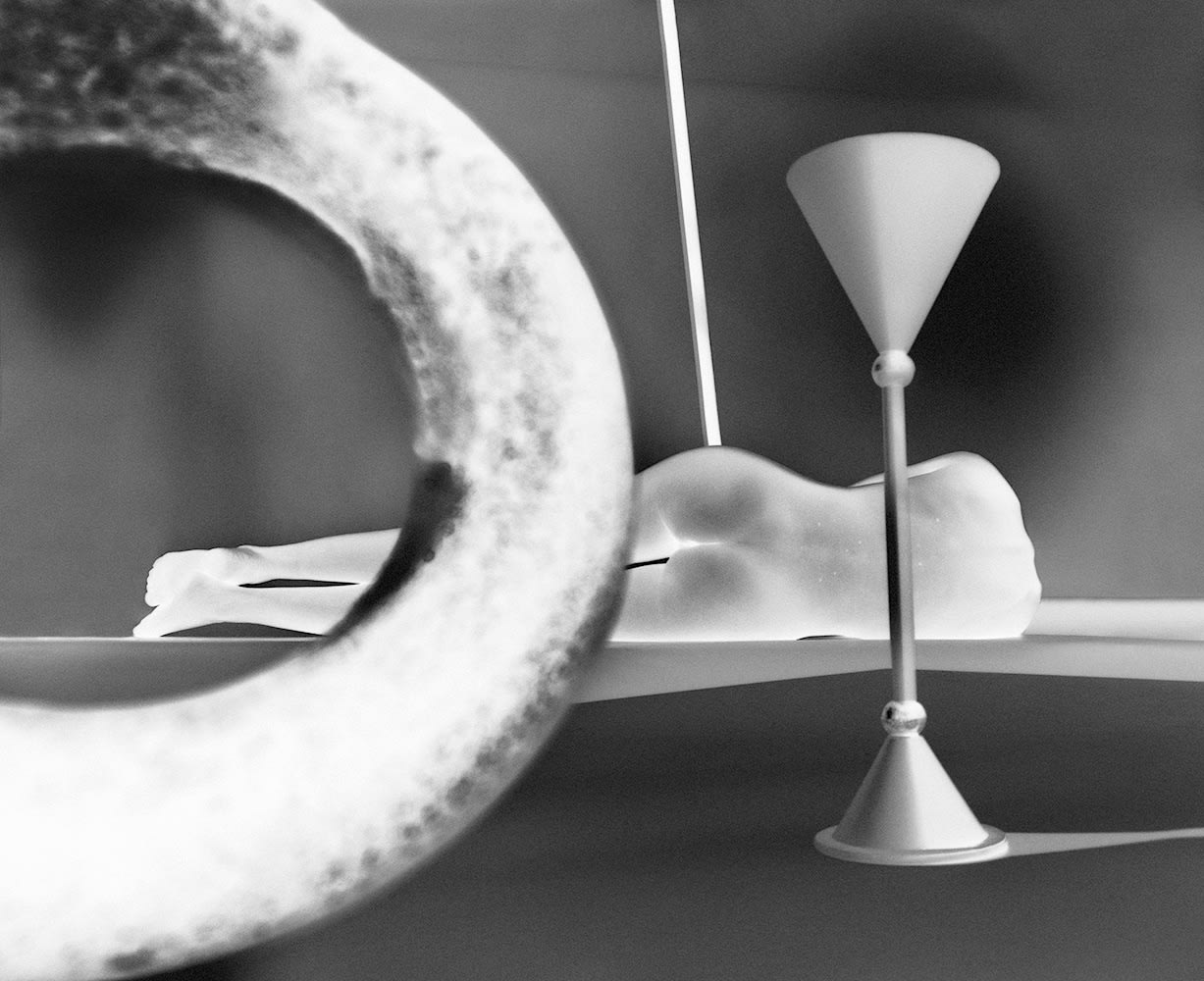 Marcus Schaefer, Aktaufnahme mit Objekten, 2021