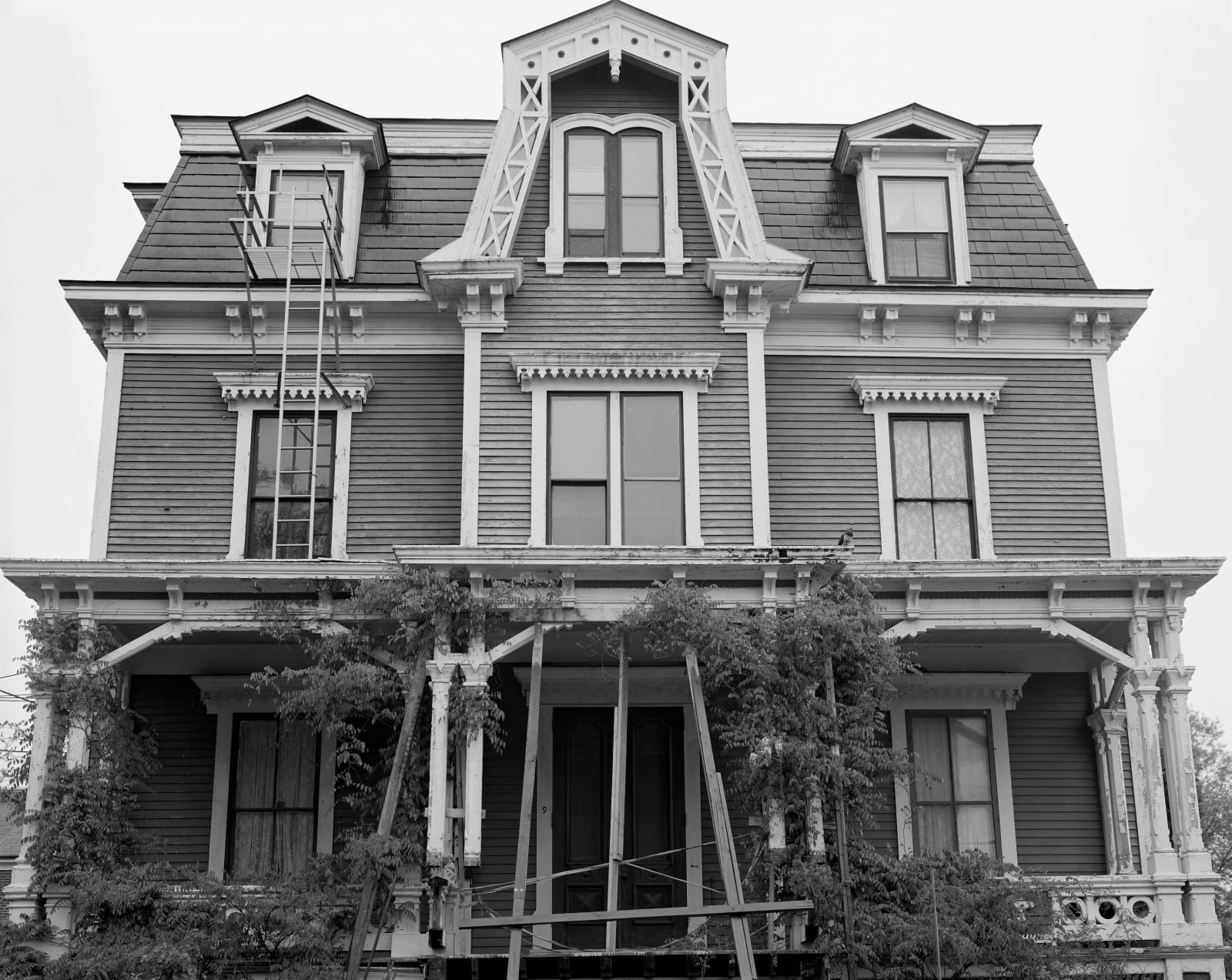 Richard Renaldi, House, Locust and Winter Streets, 2004
