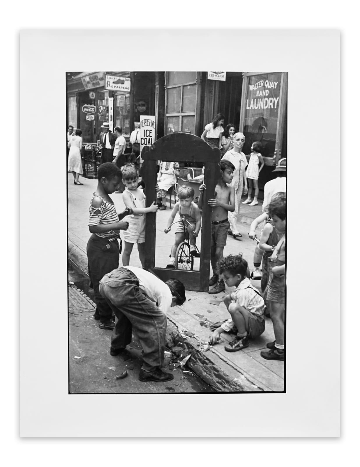 Helen Levitt, New York (Broken Mirror), 1940