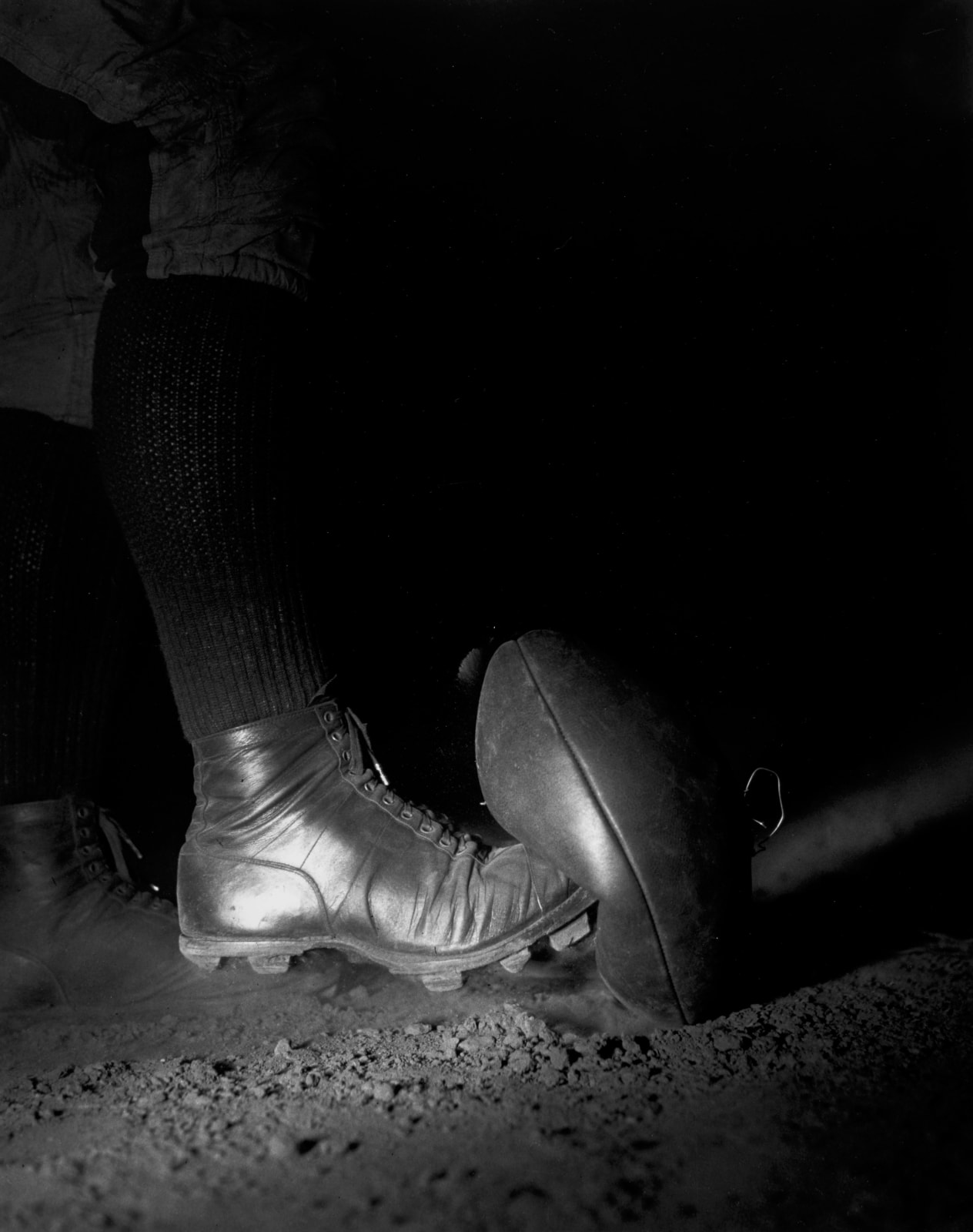Harold Edgerton, Wes Fesler Kicking a Football, 1935