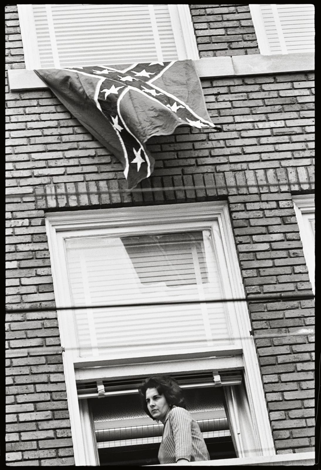 Steve Schapiro, Confederate Flag in Window, 1965