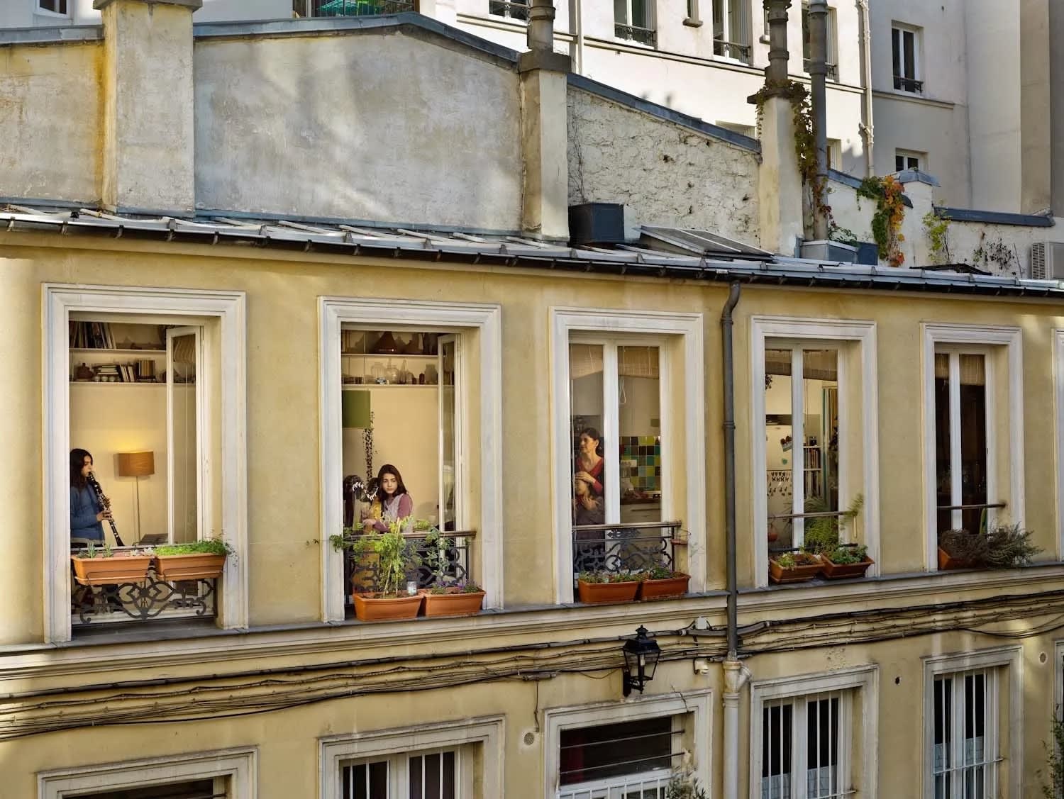 Gail Albert-Halaban, Rue du Faubourg du Temple, Paris, 11E, Le 31 Octobre, 2012