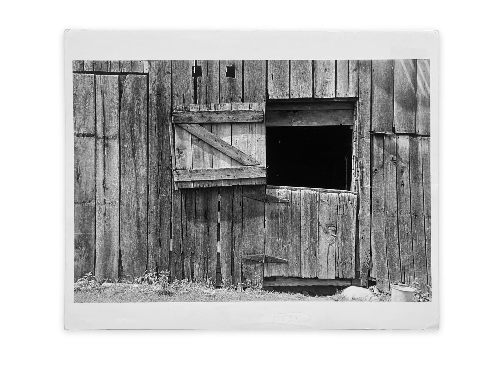 Ben Shahn, Old barn on Route 40, central Ohio, 1938