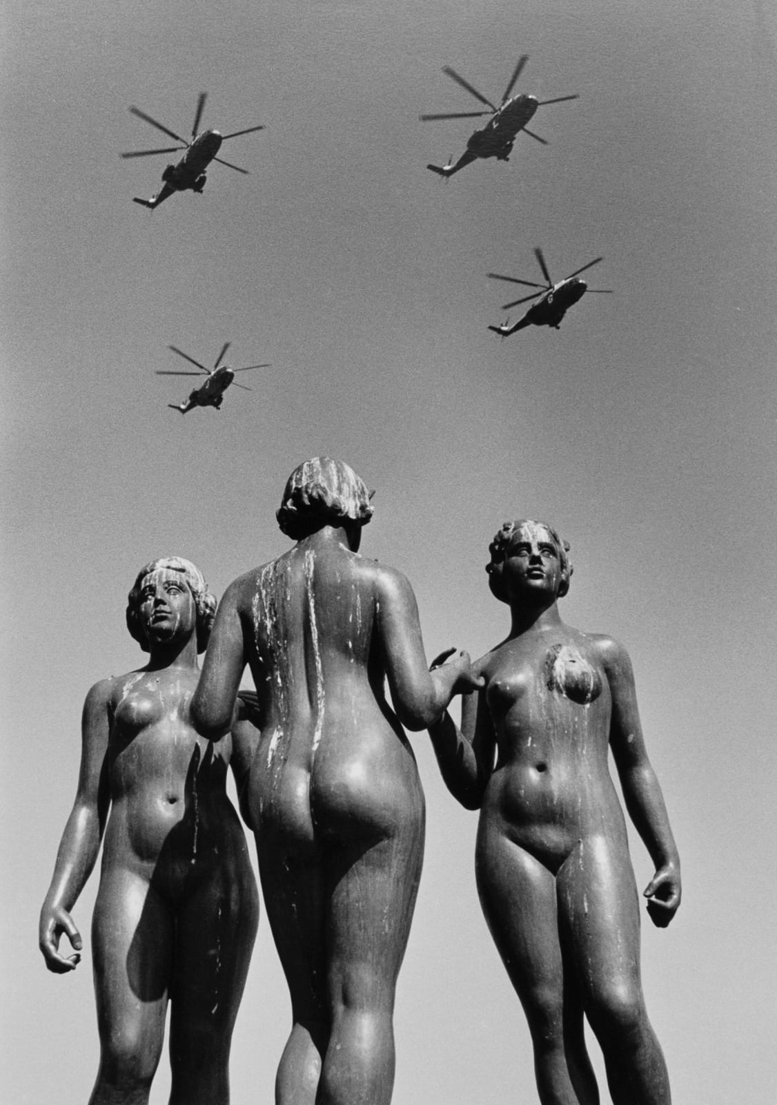 Robert Doisneau, Les hélicoptères, 1972