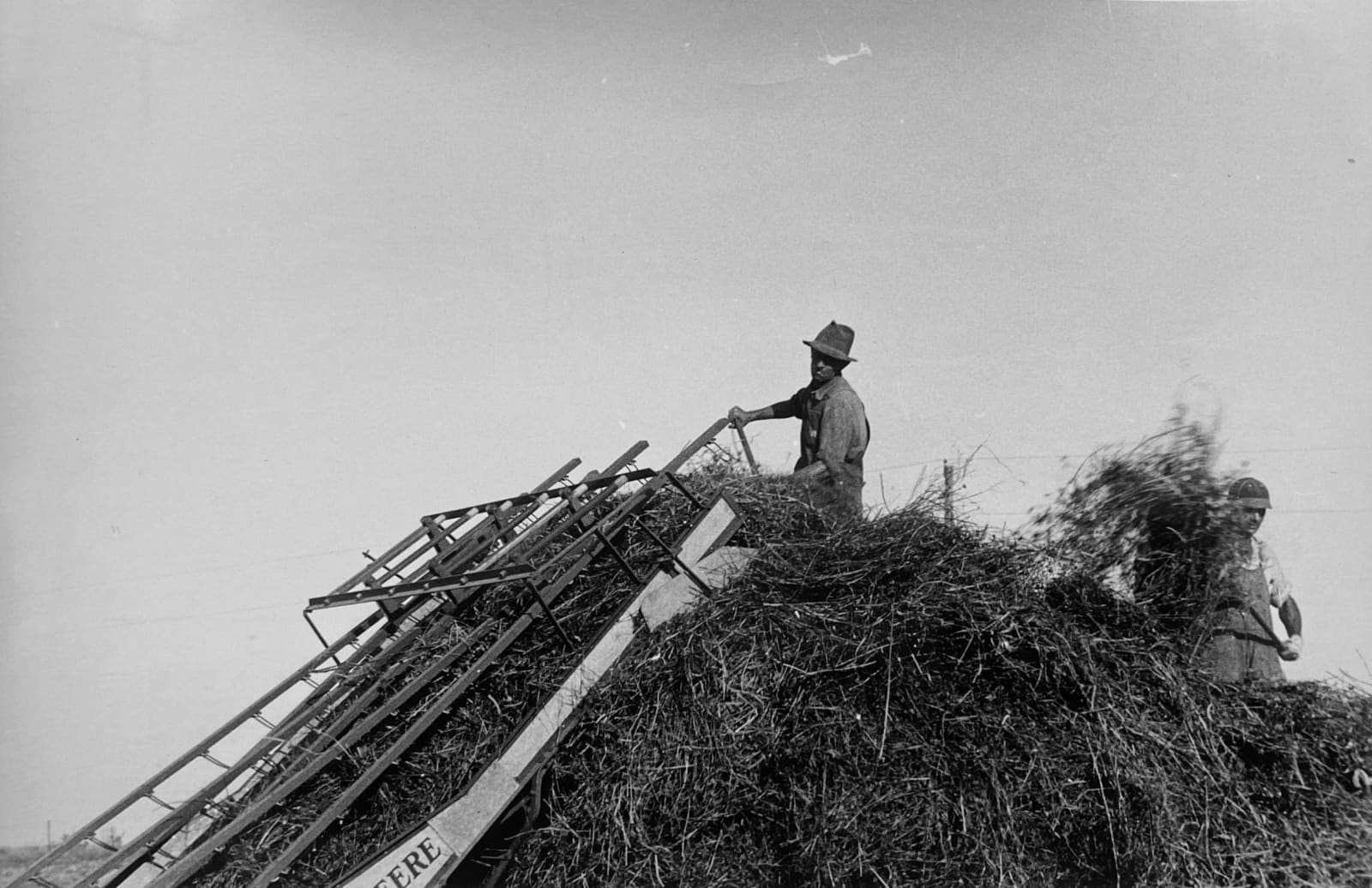 Ben Shahn, Loading hay, central Ohio, 1938
