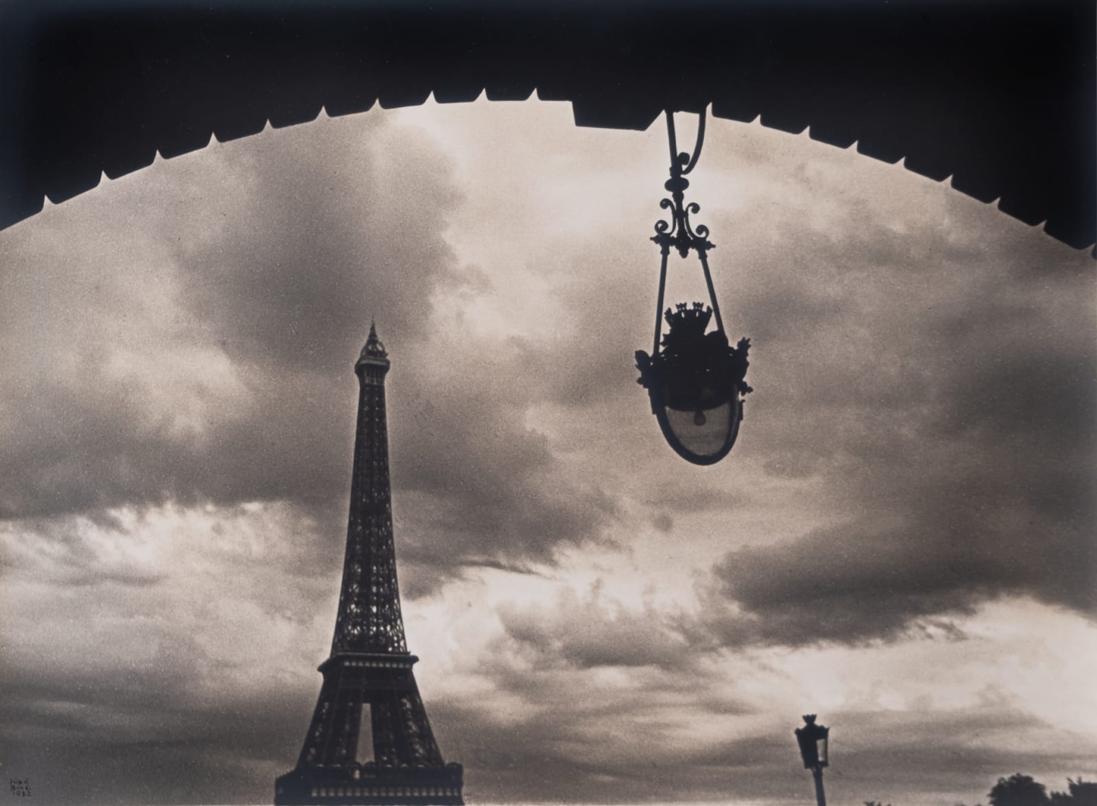 Ilse Bing, Tour Eiffel, vue du pont de Bir-Hakeim, Paris, 1932