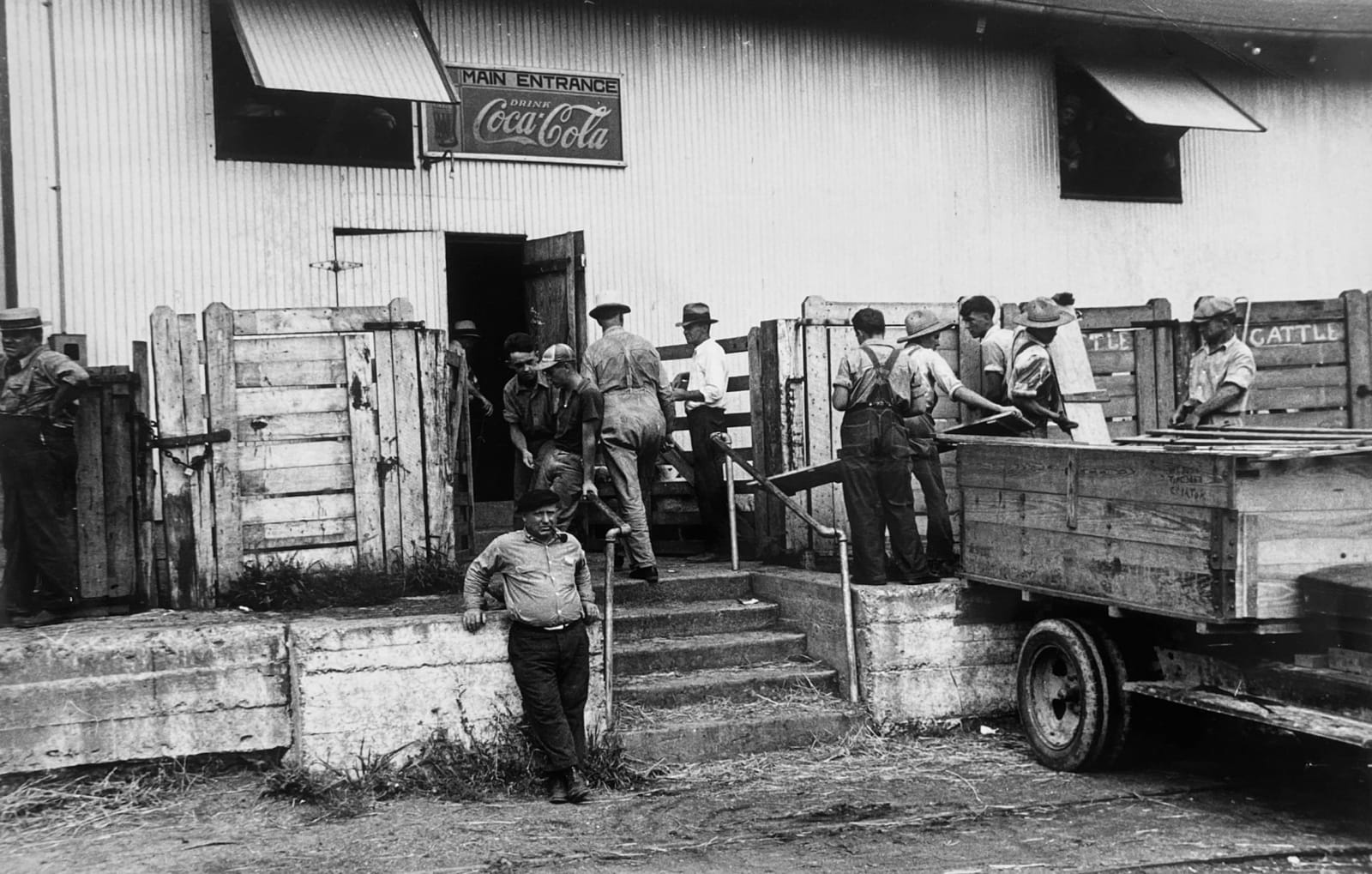 Ben Shahn, Unloading platform. Pickaway Livestock Cooperative Association, central Ohio, 1938