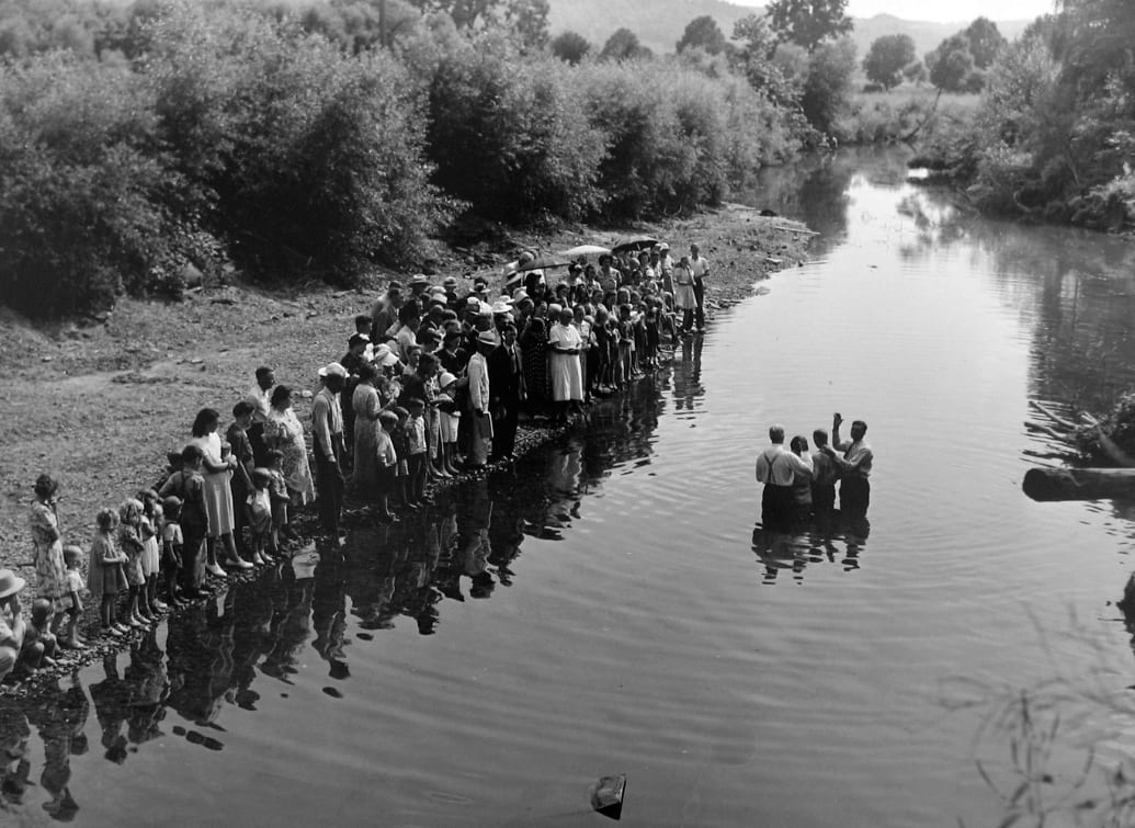 Marion Post Wolcott, Congregation of PrimItive Baptist Church Gathers for Baptizing, Kentucky, 1940