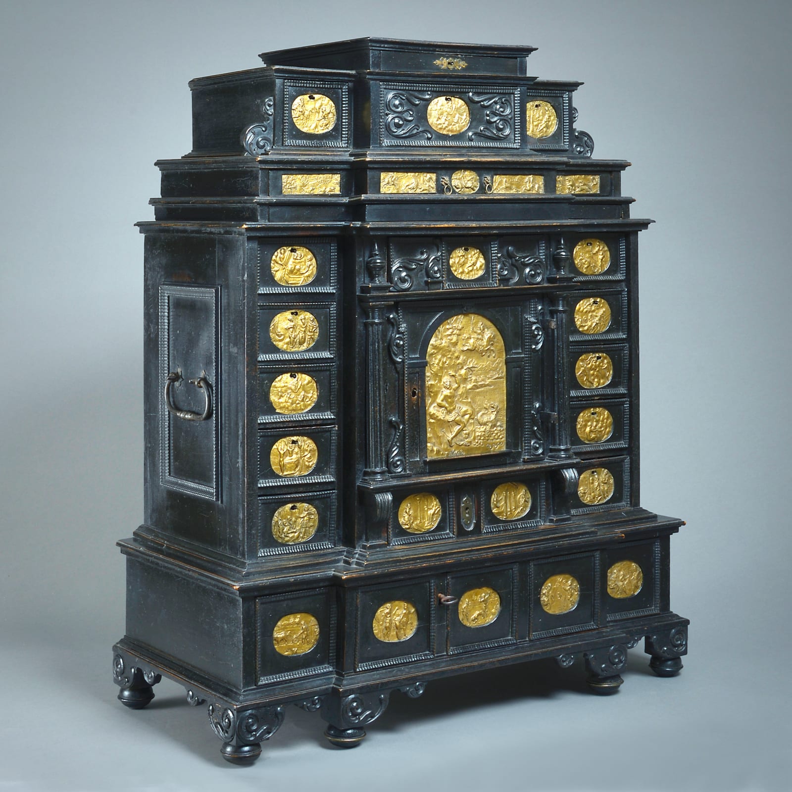 FINE EARLY 17TH CENTURY EBONISED TABLE CABINET
