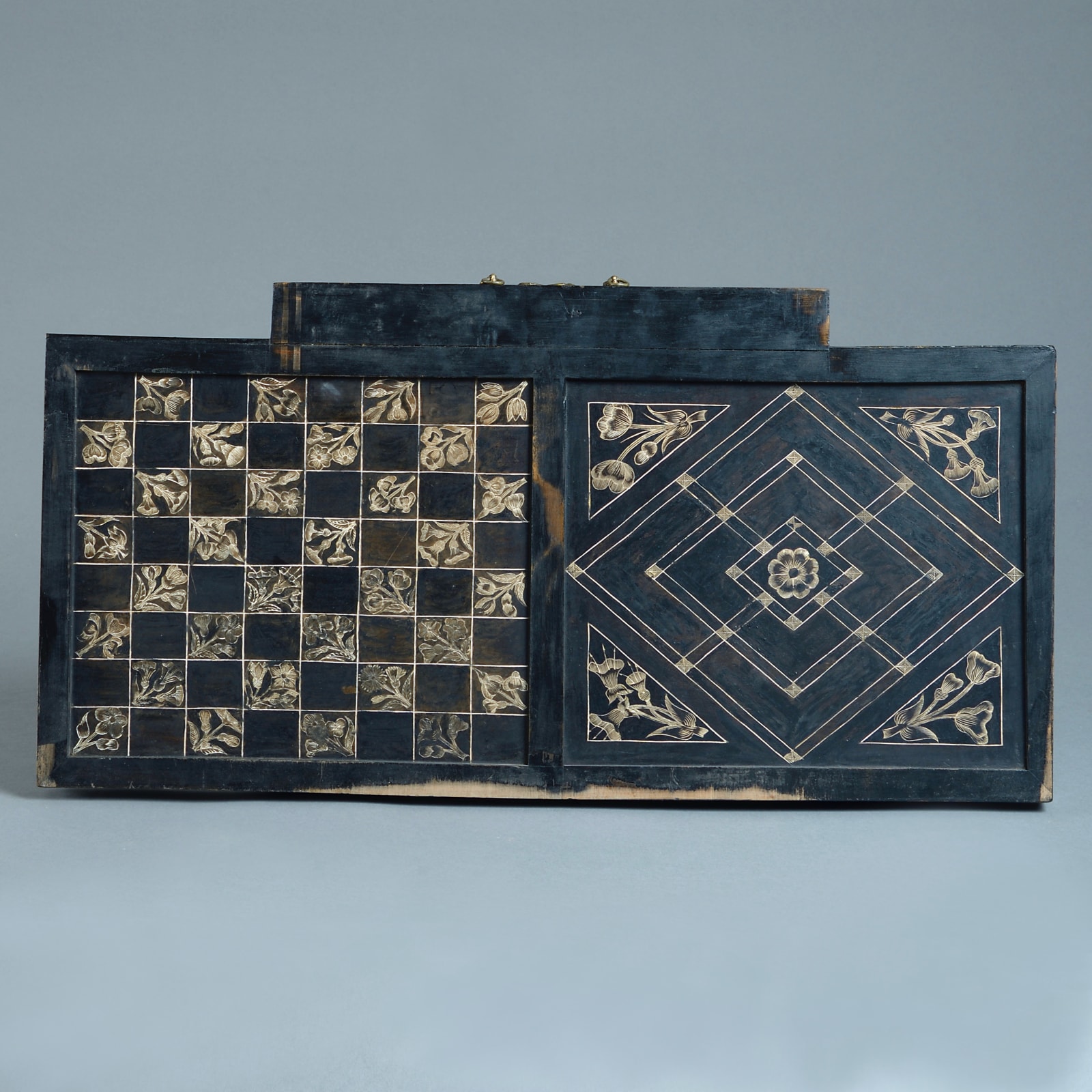 FINE EARLY 17TH CENTURY EBONISED TABLE CABINET