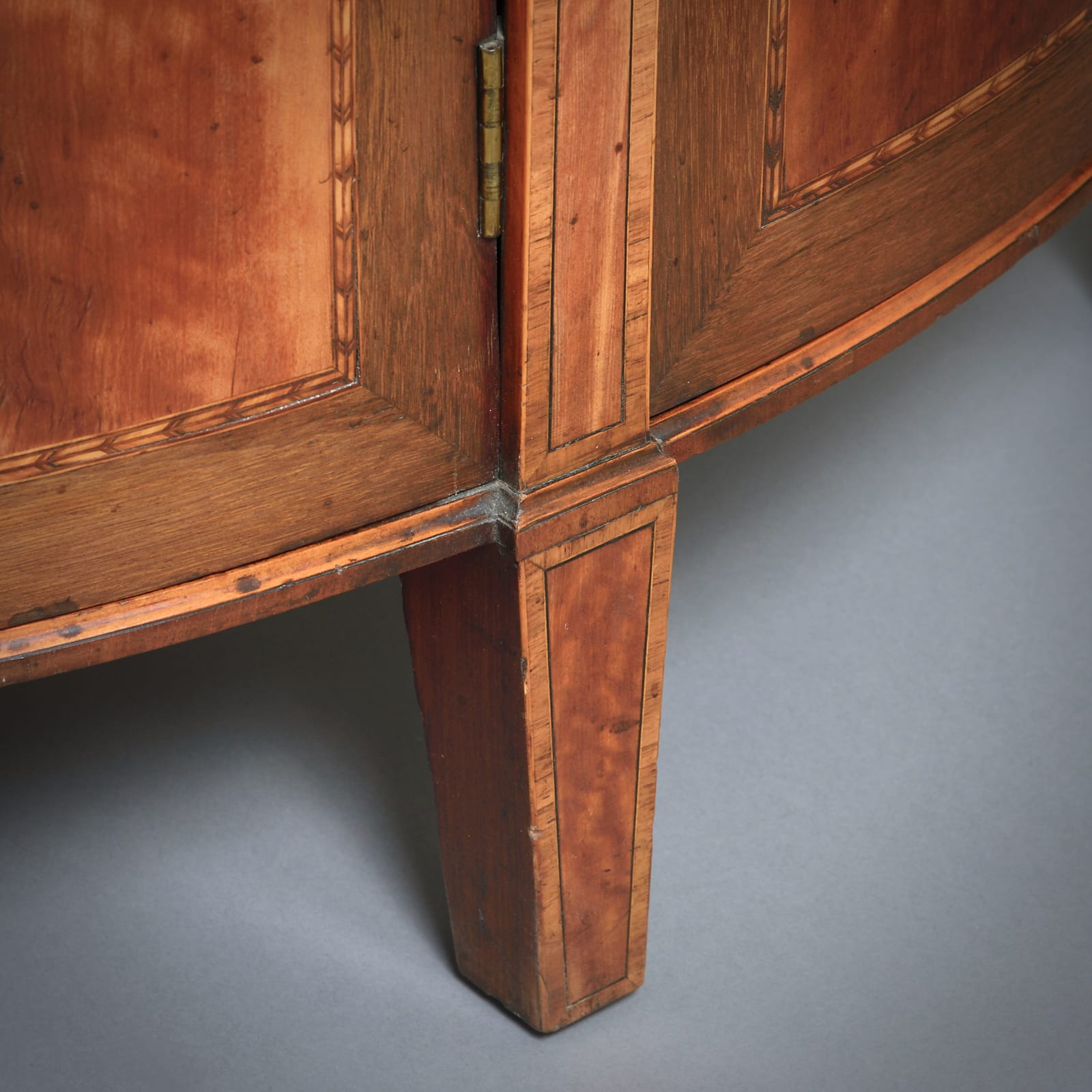 GEORGE III SATINWOOD, AMARANTH AND MARQUETRY COMMODE BY GILLOWS