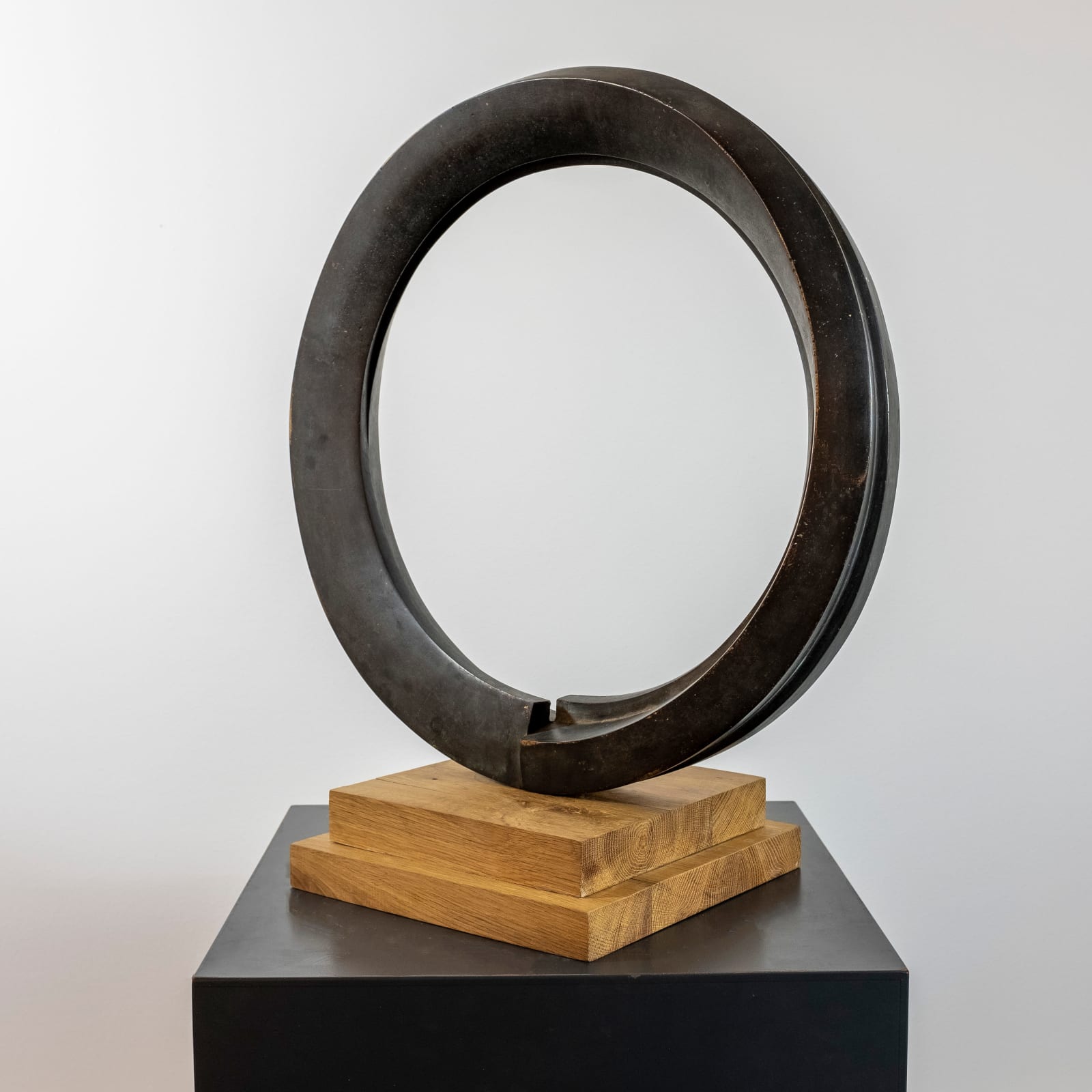Peter Jacobi, Two superimposed rings with unequal ends - One end rotates 90 degrees, ca. 1995