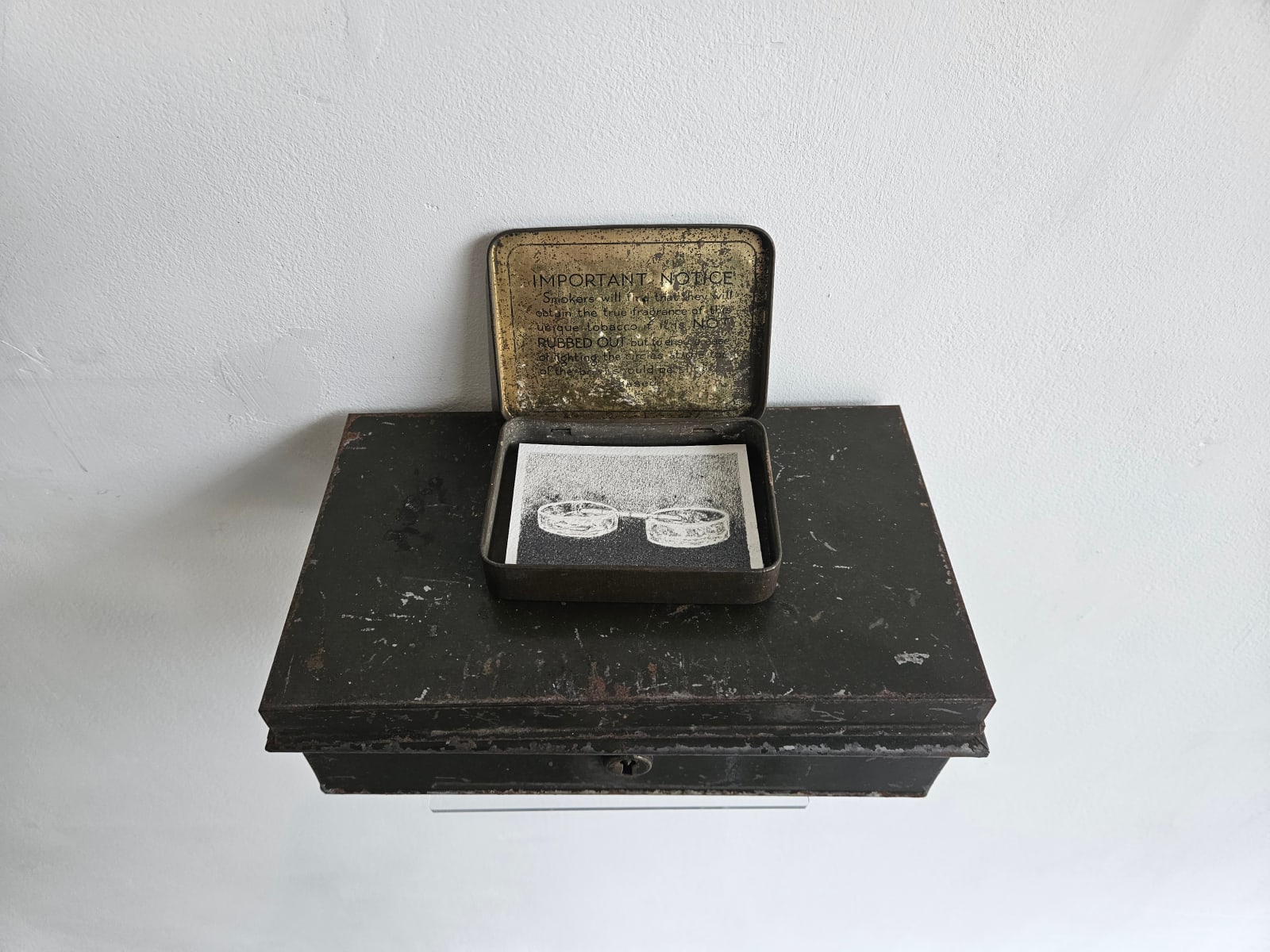 Moses Tan, Corner glances, 2025