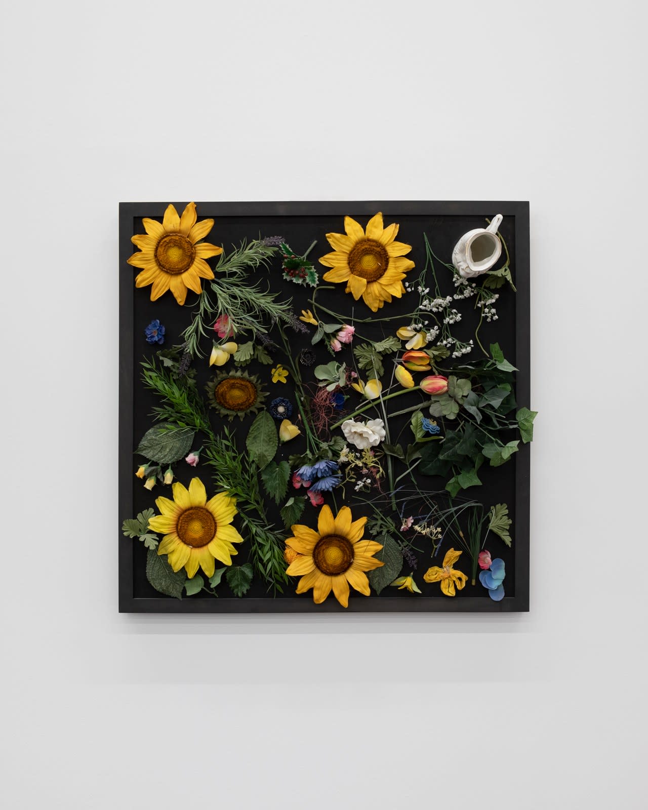 Daniel Spoerri, Ohne Titel (Schwarze Serie, "mit Sonnenblumen"), 2021