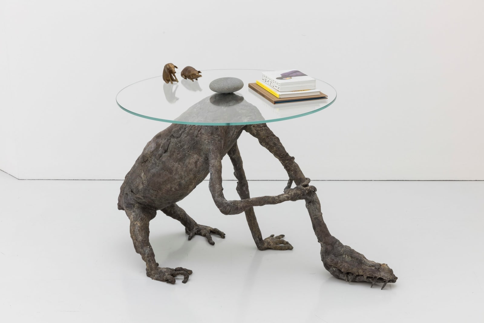 Francis Upritchard, A Loose Hold, 2022