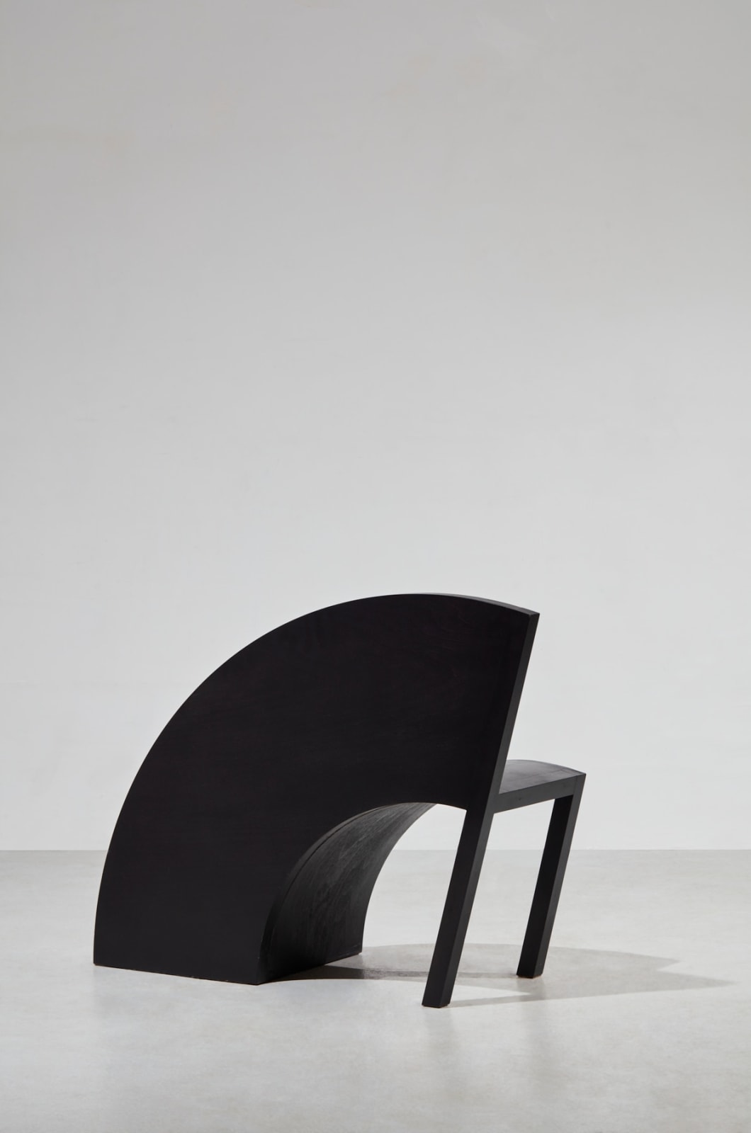 Paolo Pallucco, 100 sedie in una notte, Sedia 93 - Sedia scivolata fuori funzione fin sul fondo, 1990