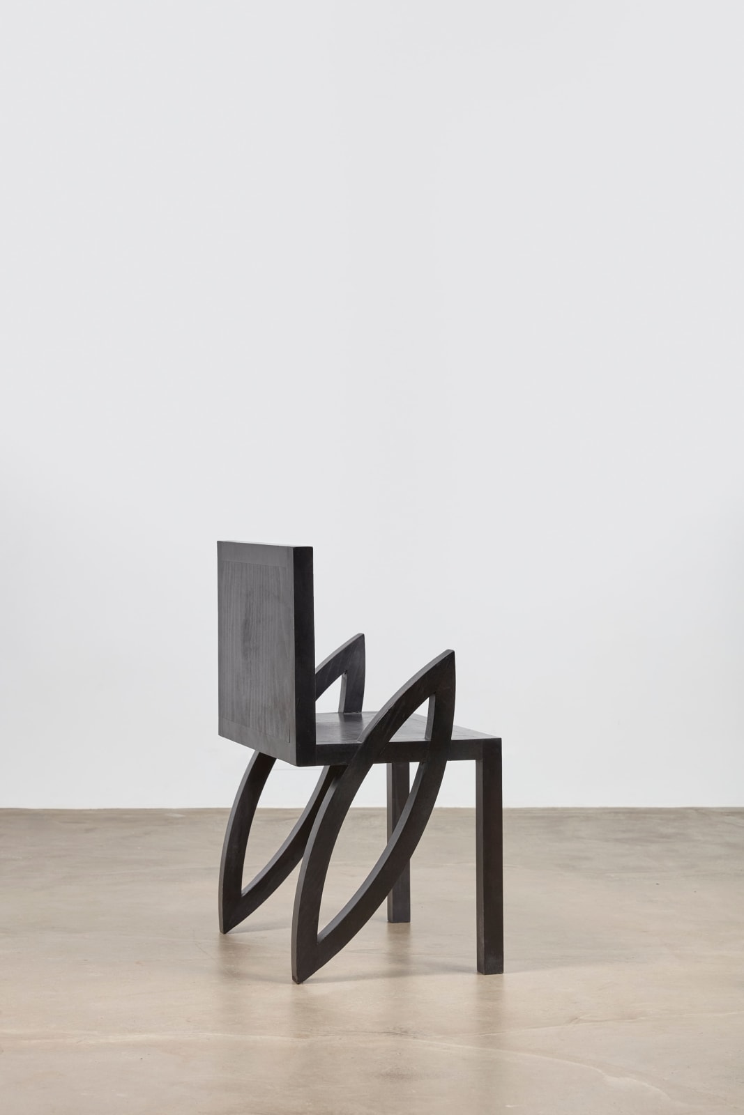 Paolo Pallucco, 100 sedie in una notte, Sedia 39 - Sedia androgina con due gambe maschili e due femminili, 1990