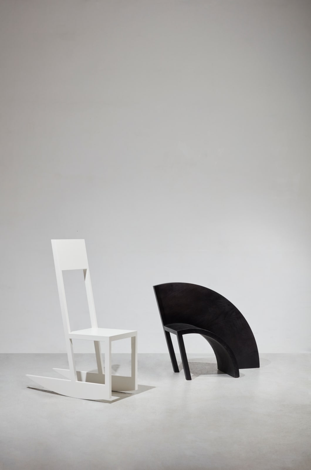Paolo Pallucco, 100 sedie in una notte, Sedia 93 - Sedia scivolata fuori funzione fin sul fondo, 1990