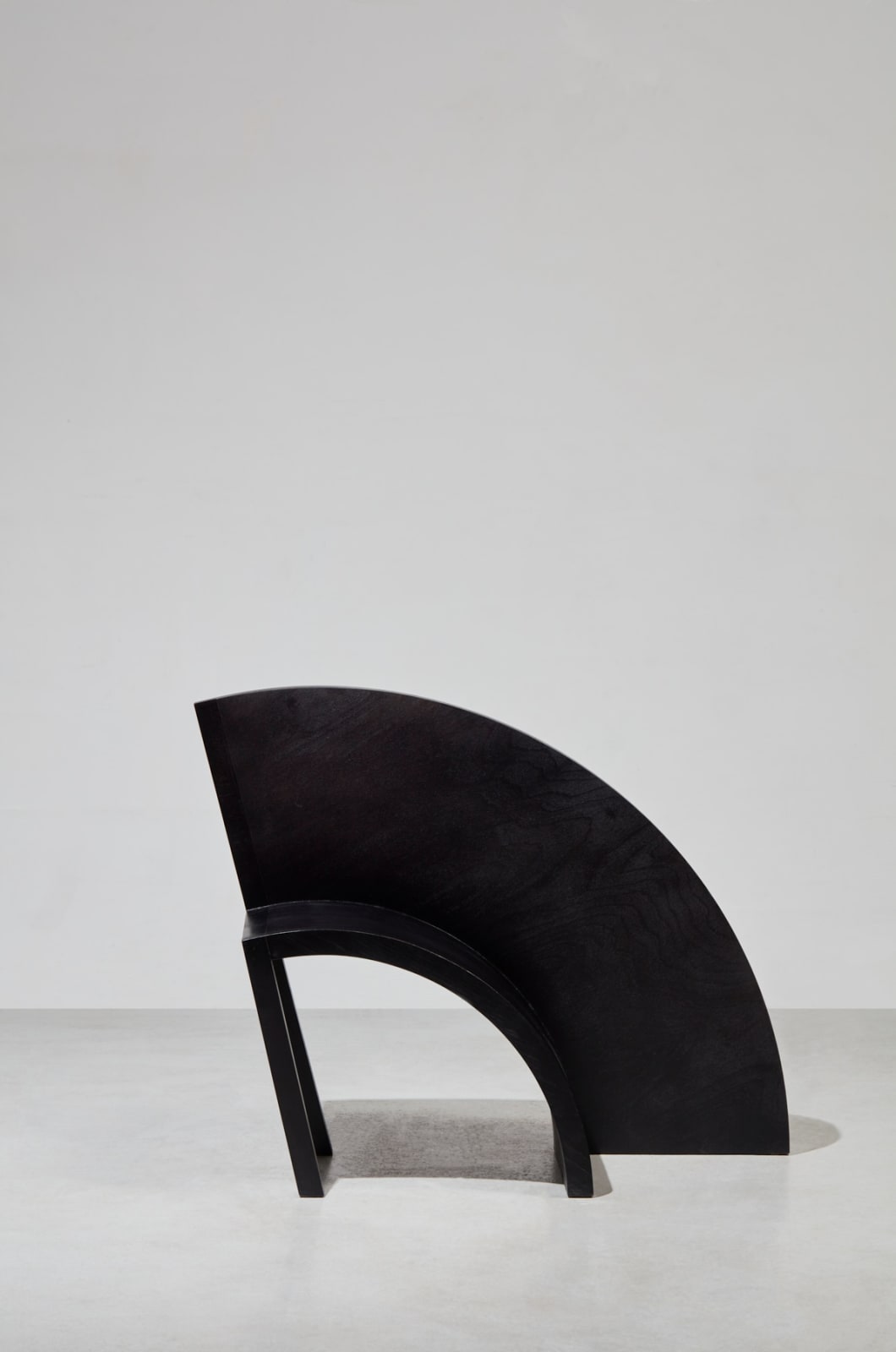 Paolo Pallucco, 100 sedie in una notte, Sedia 93 - Sedia scivolata fuori funzione fin sul fondo, 1990
